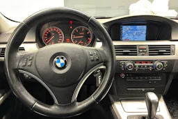 Harmaa BMW 320 2011 kuva 15.