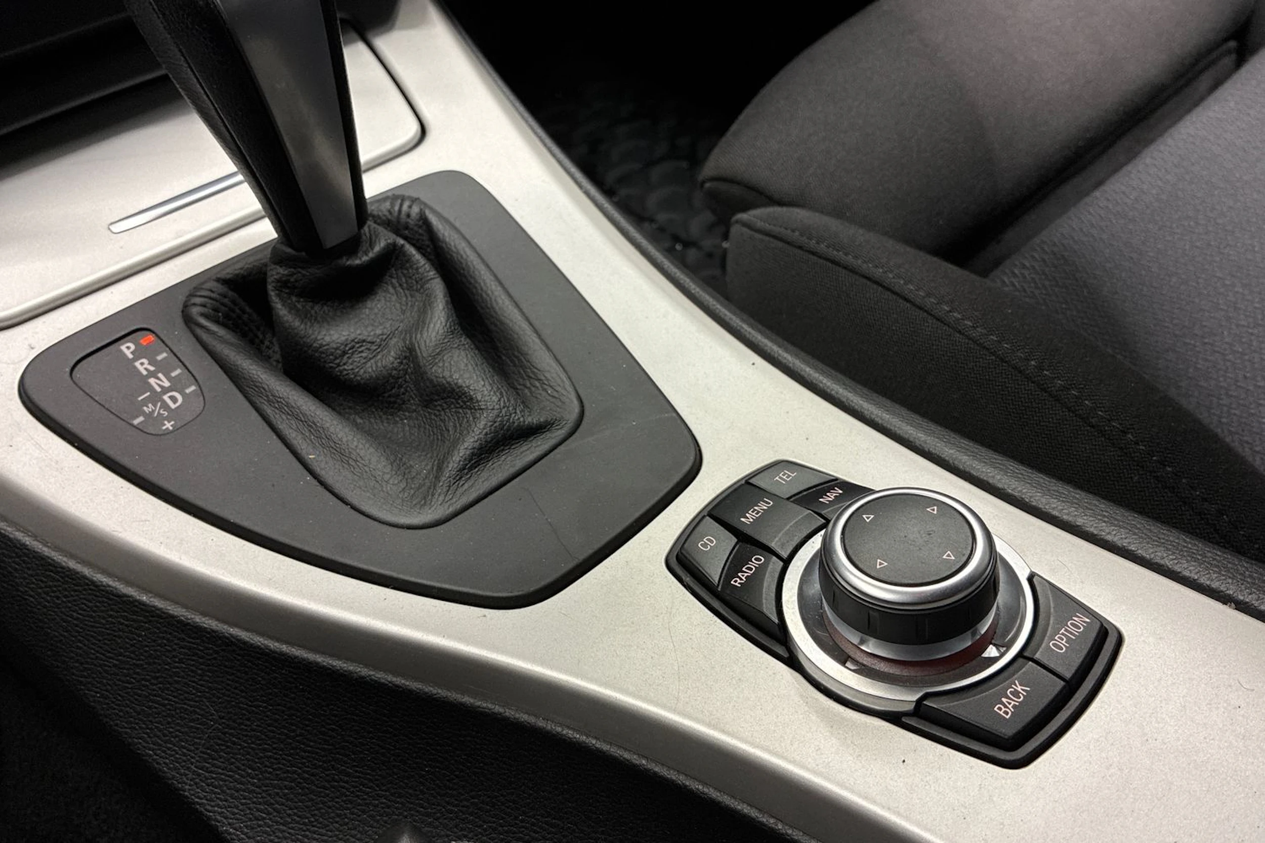 Harmaa BMW 320 2011 kuva 21.