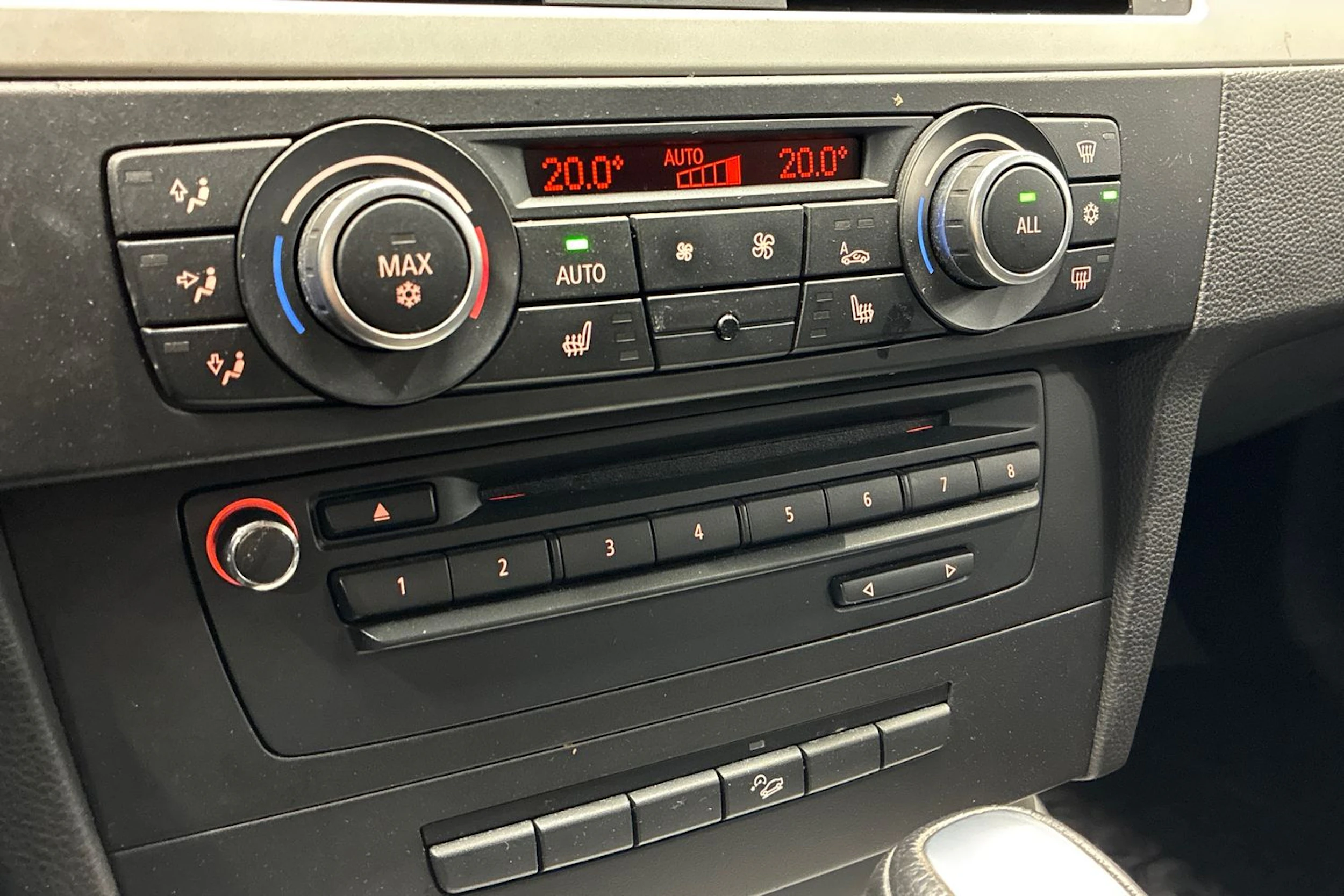 Harmaa BMW 320 2011 kuva 22.