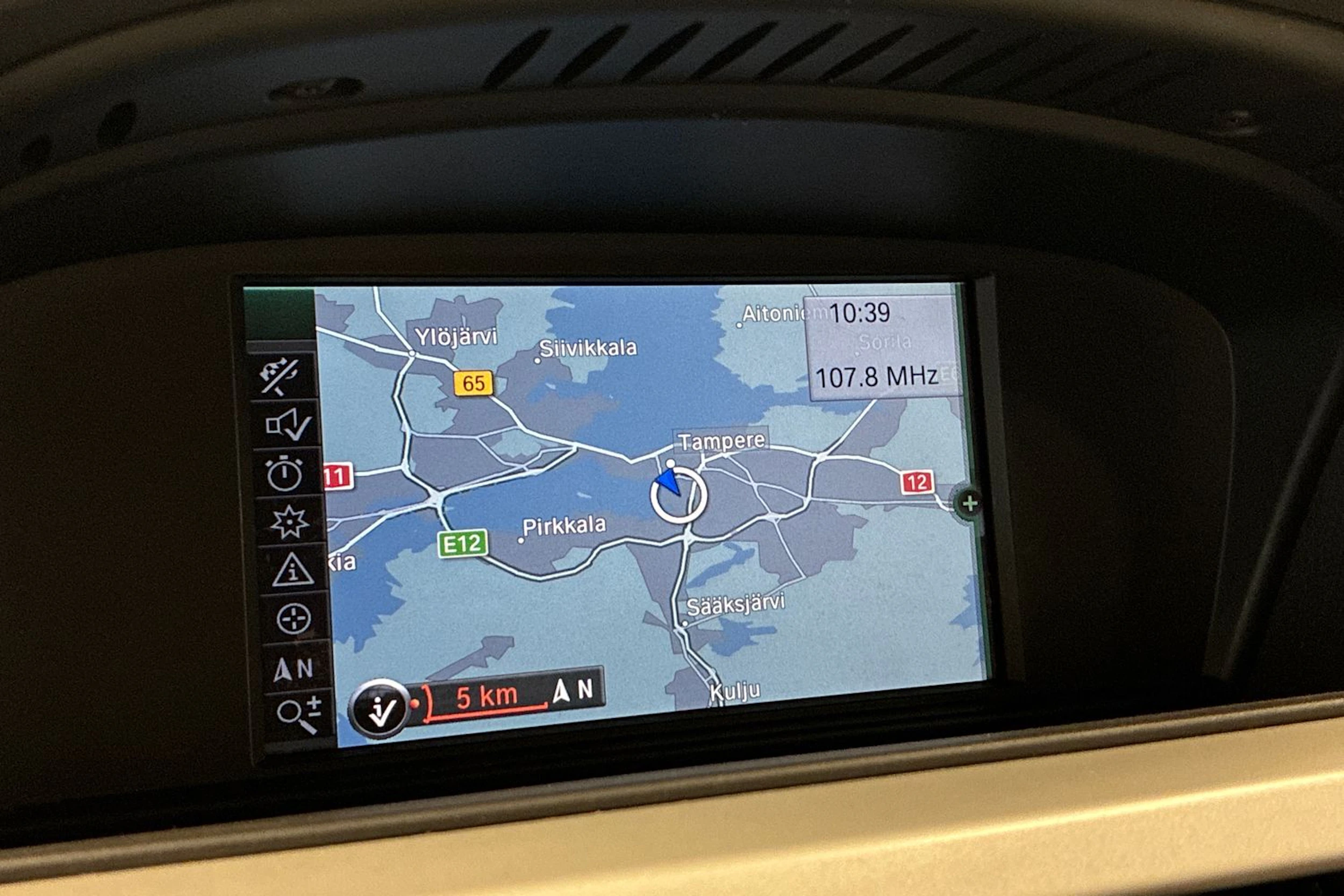 Harmaa BMW 320 2011 kuva 23.