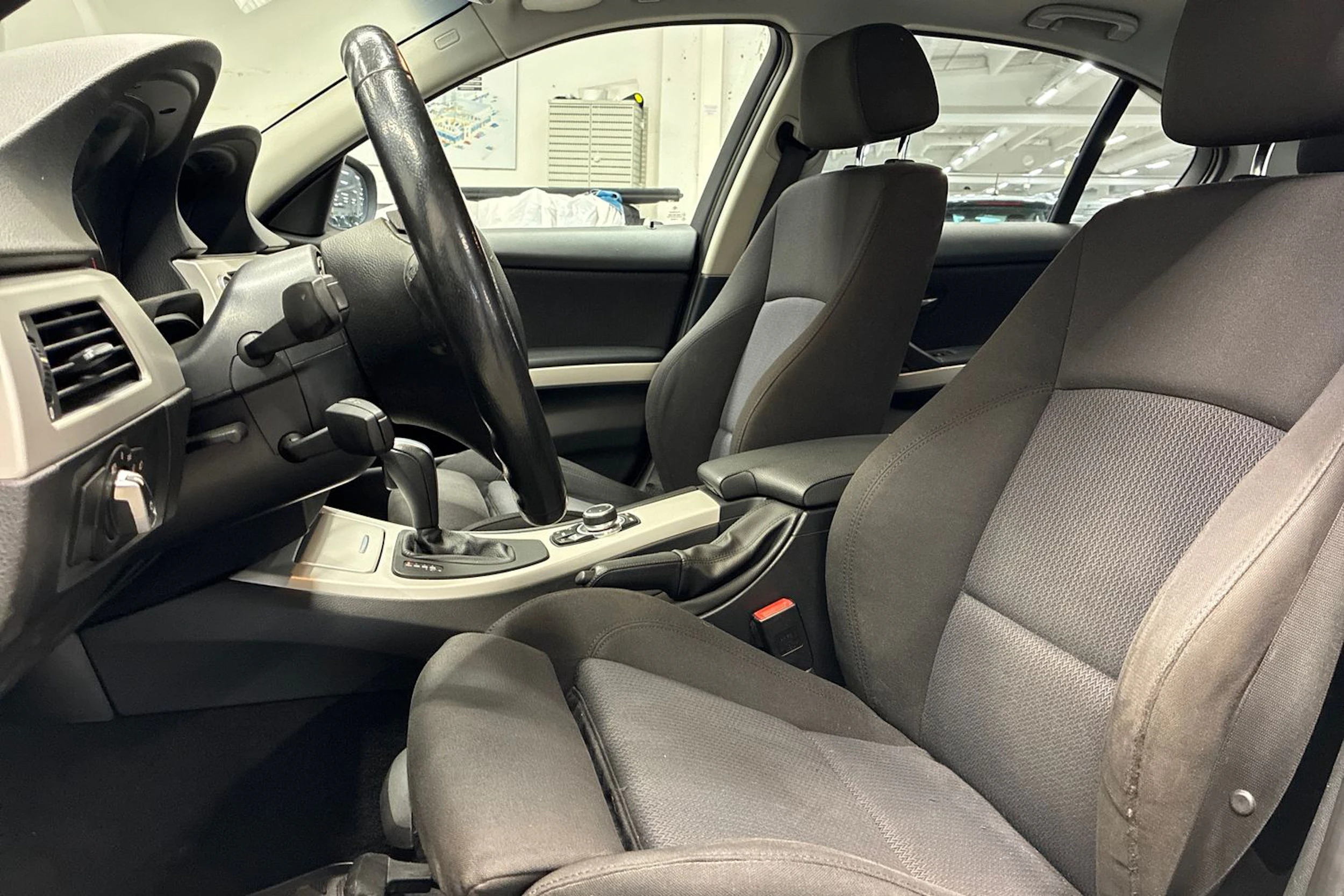 Harmaa BMW 320 2011 kuva 25.