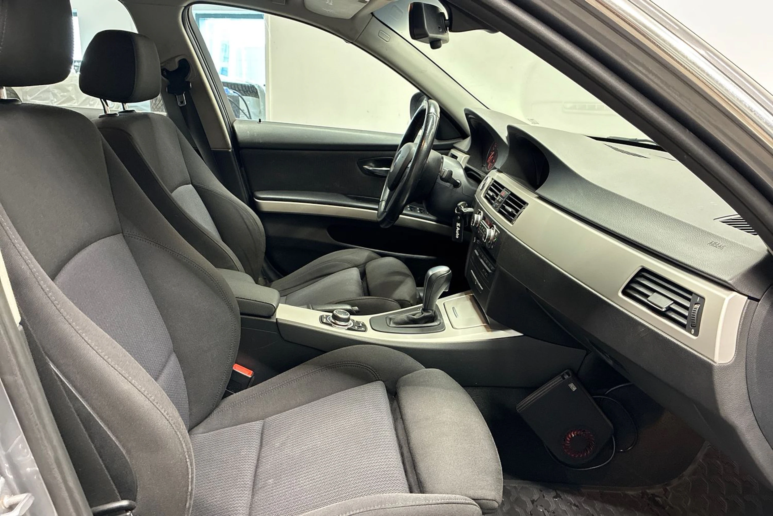 Harmaa BMW 320 2011 kuva 28.