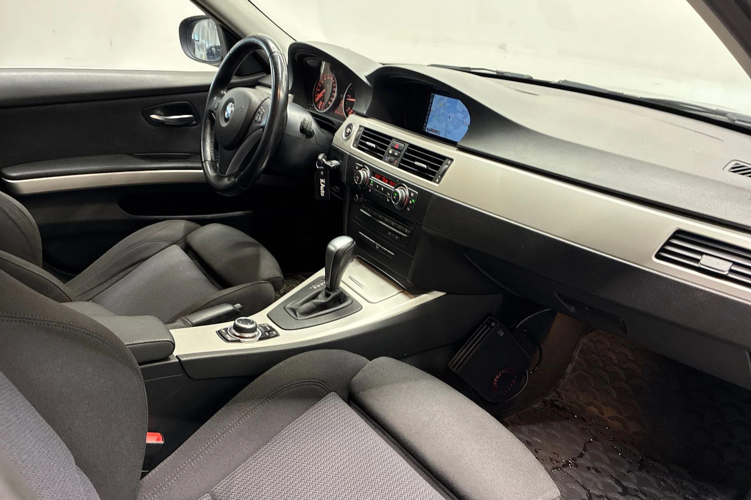 Harmaa BMW 320 2011 kuva 29.