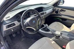 musta BMW 320 2011 kuva 6.