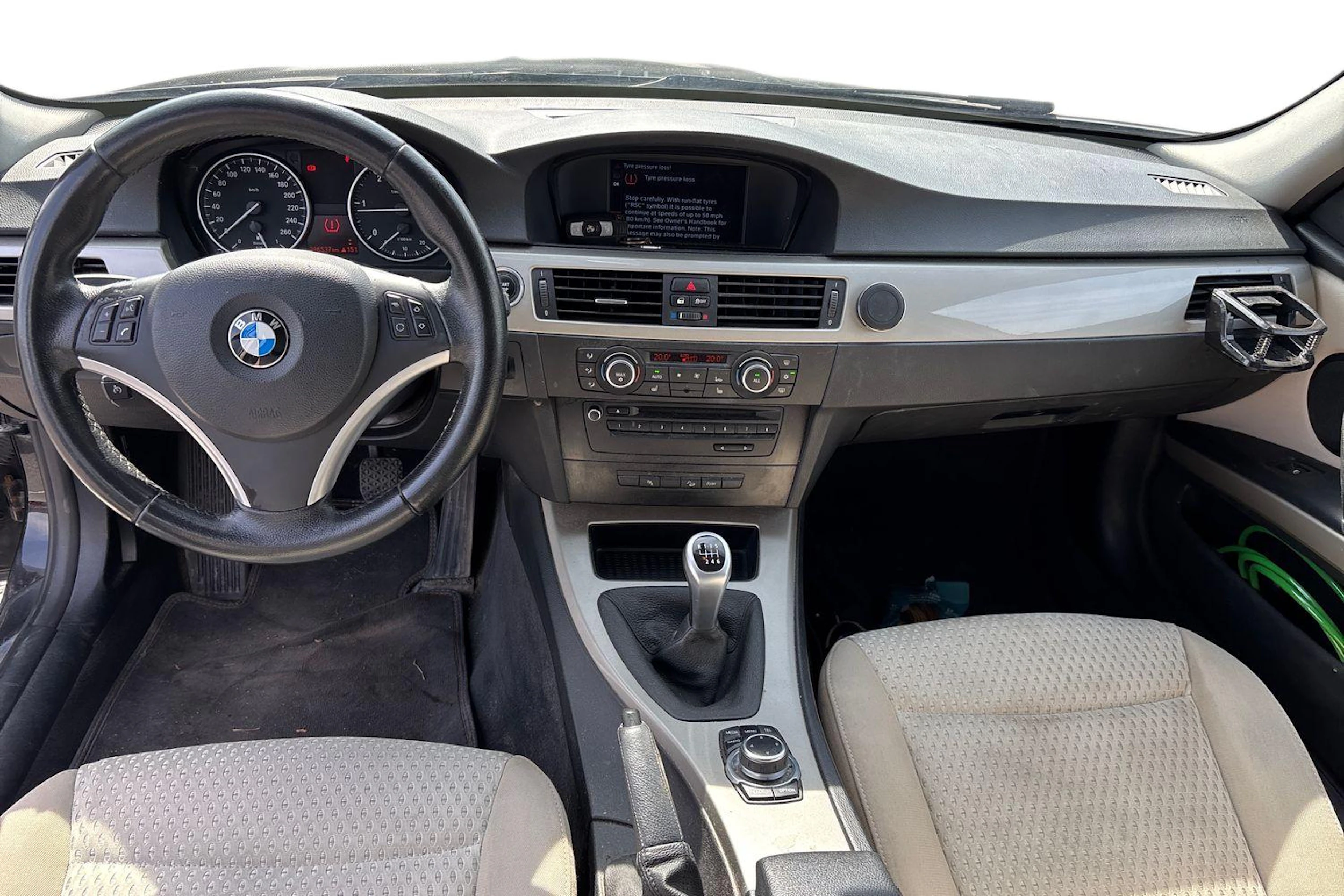 musta BMW 320 2011 kuva 7.