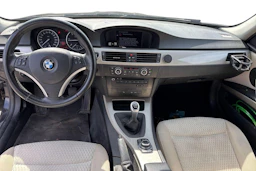 musta BMW 320 2011 kuva 7.