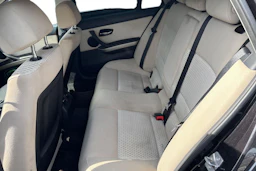 musta BMW 320 2011 kuva 8.