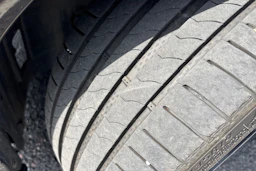 musta BMW 320 2011 kuva 10.