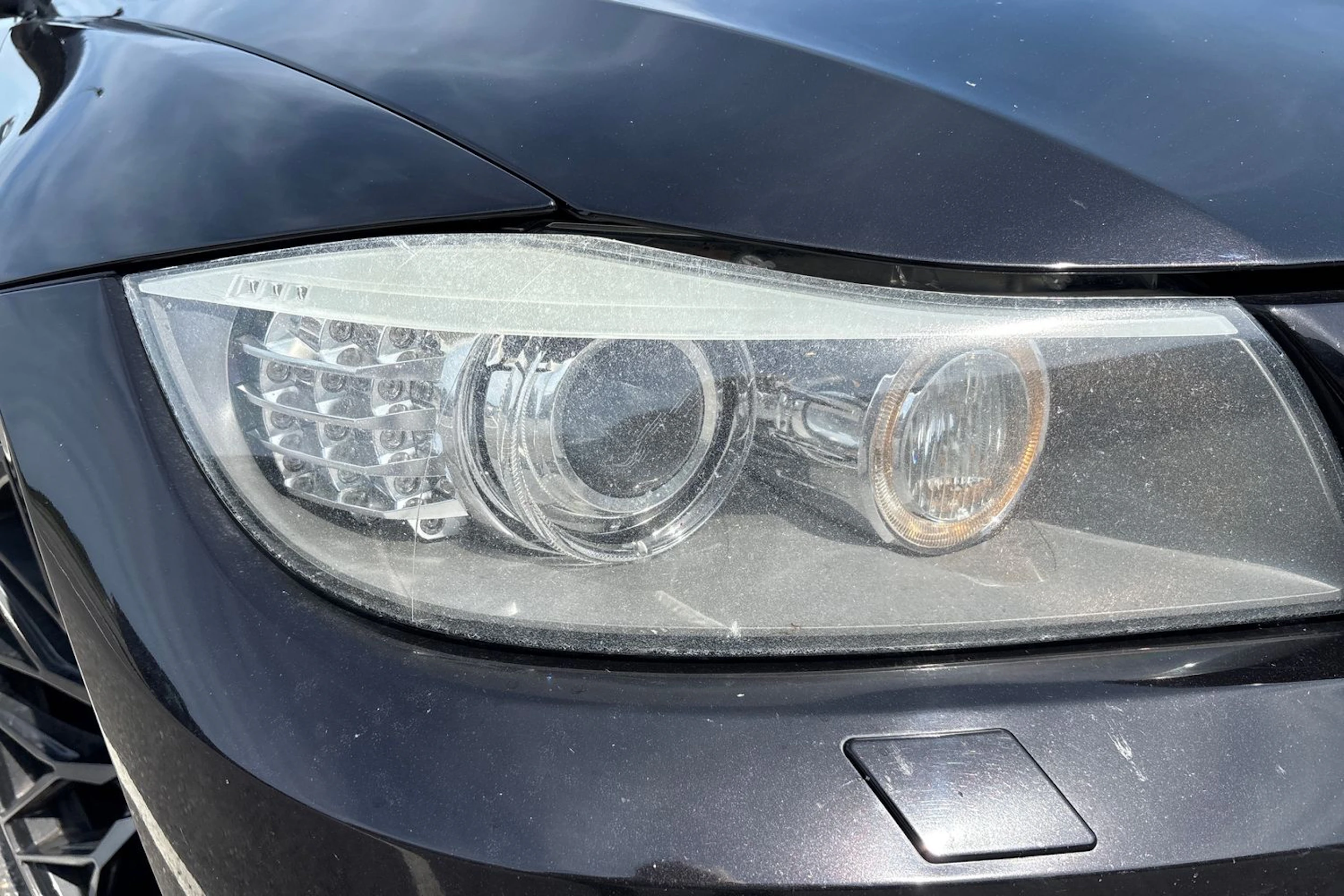 musta BMW 320 2011 kuva 12.