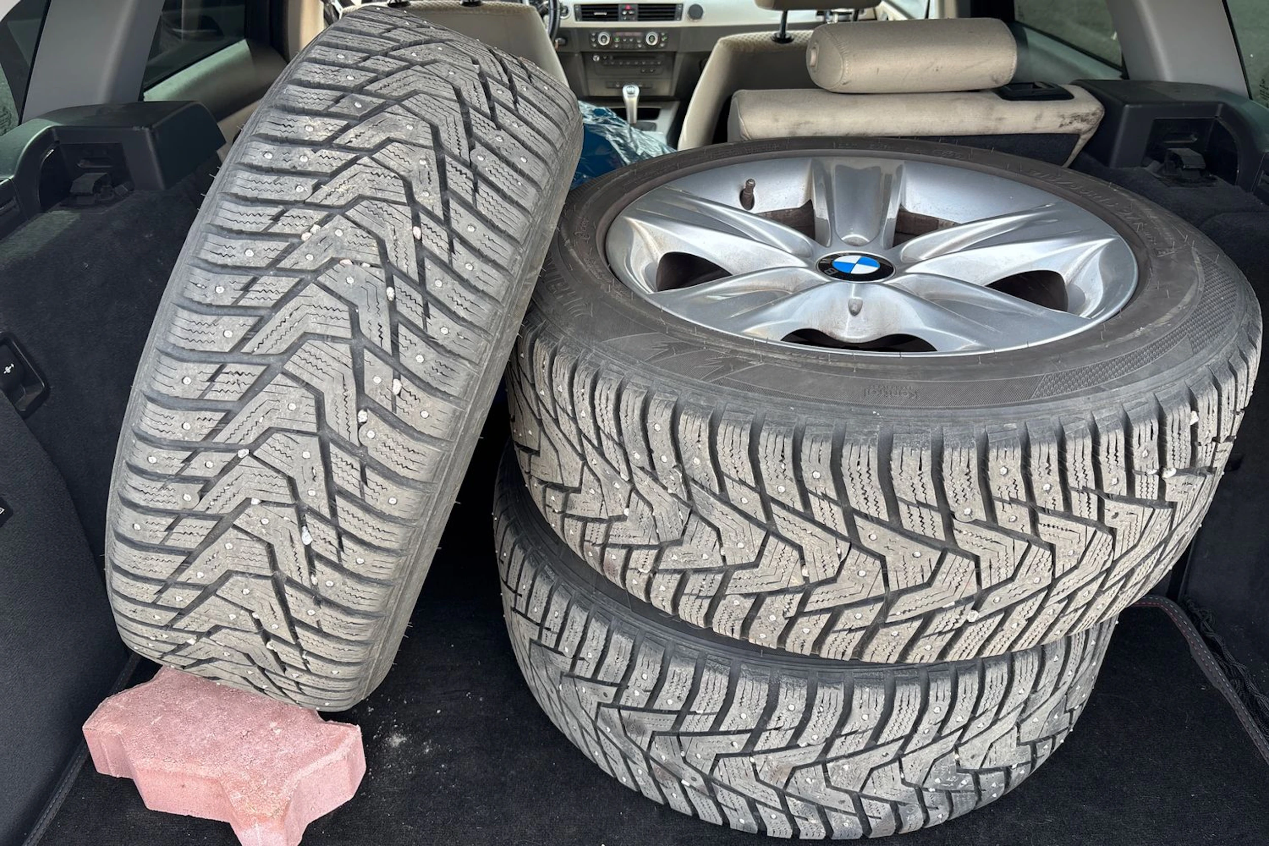 musta BMW 320 2011 kuva 13.