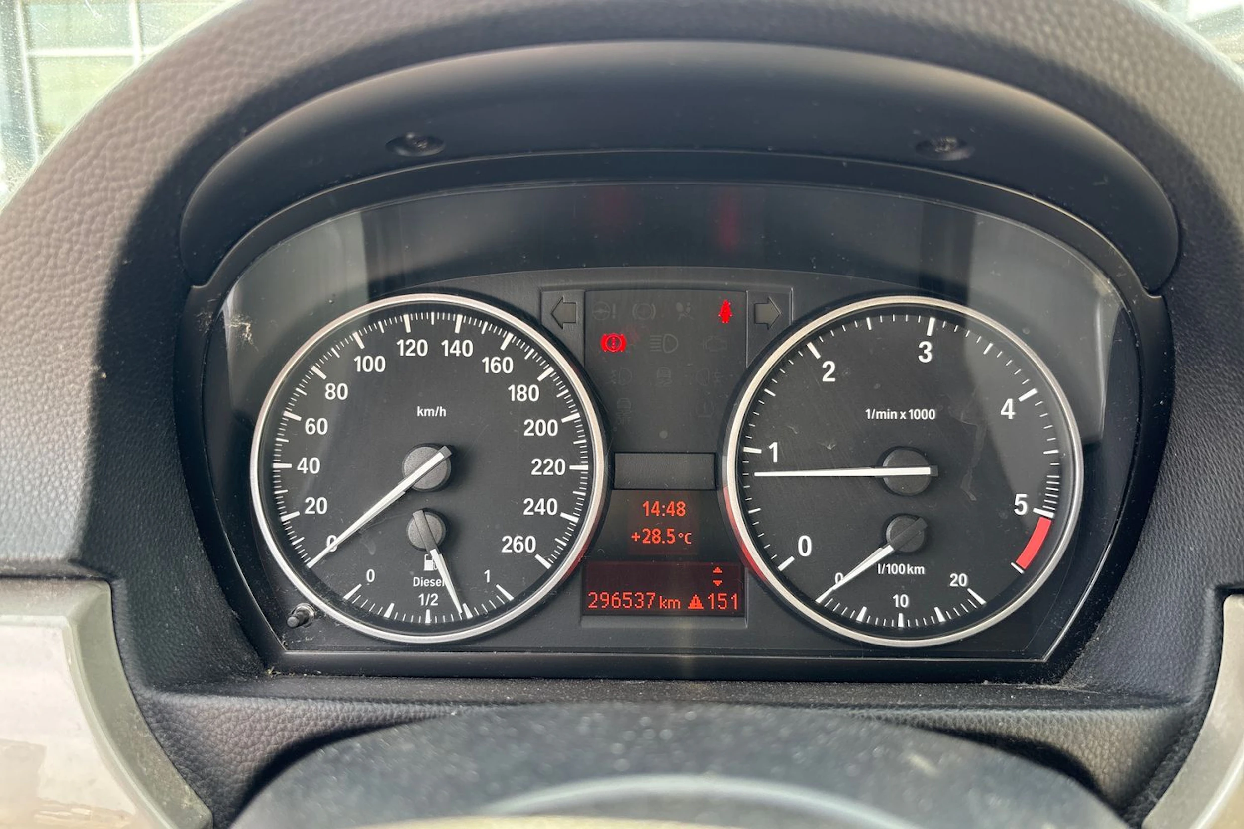 musta BMW 320 2011 kuva 14.