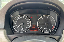 musta BMW 320 2011 kuva 14.
