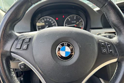 musta BMW 320 2011 kuva 18.