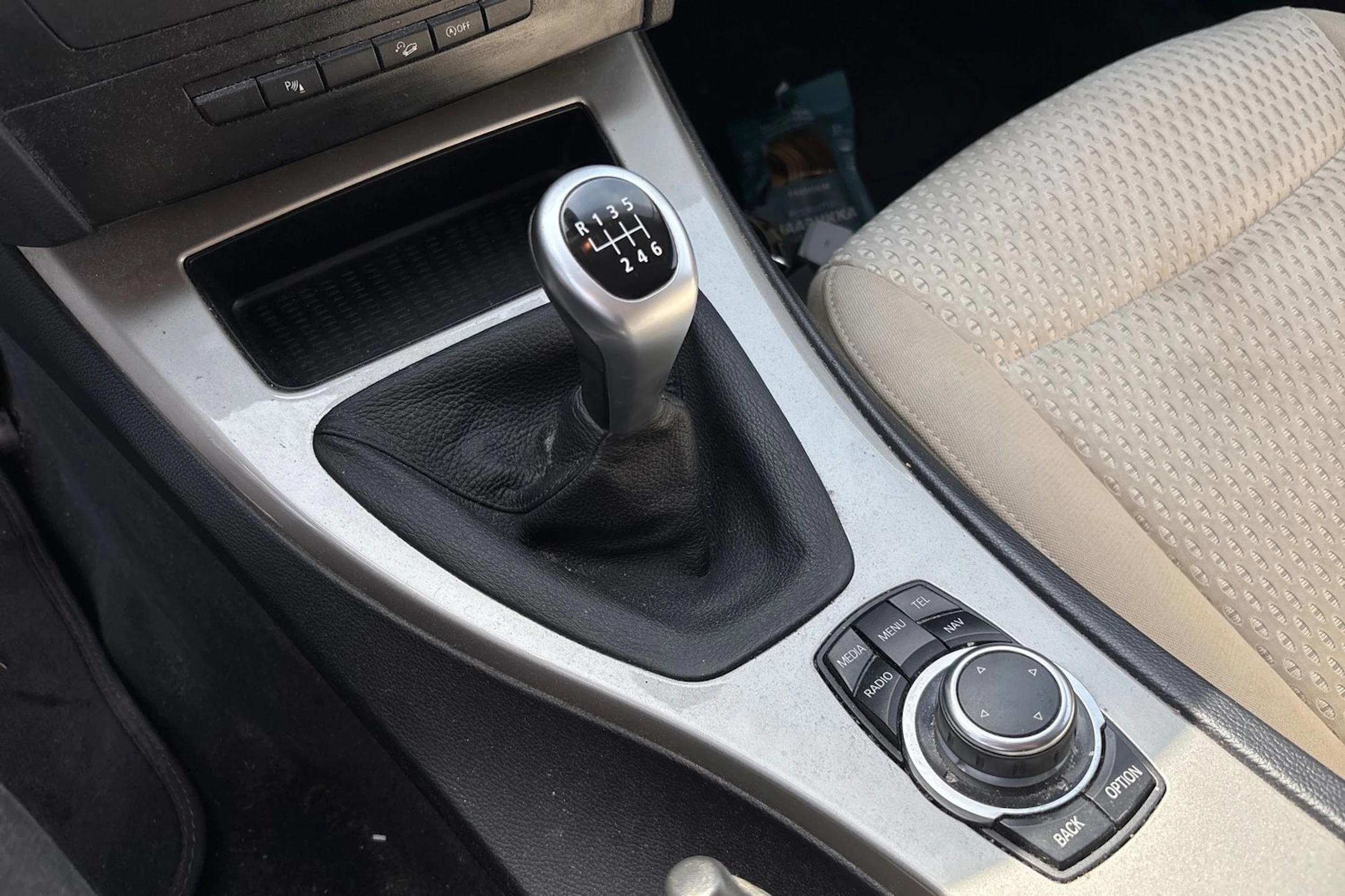 musta BMW 320 2011 kuva 20.