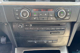 musta BMW 320 2011 kuva 21.
