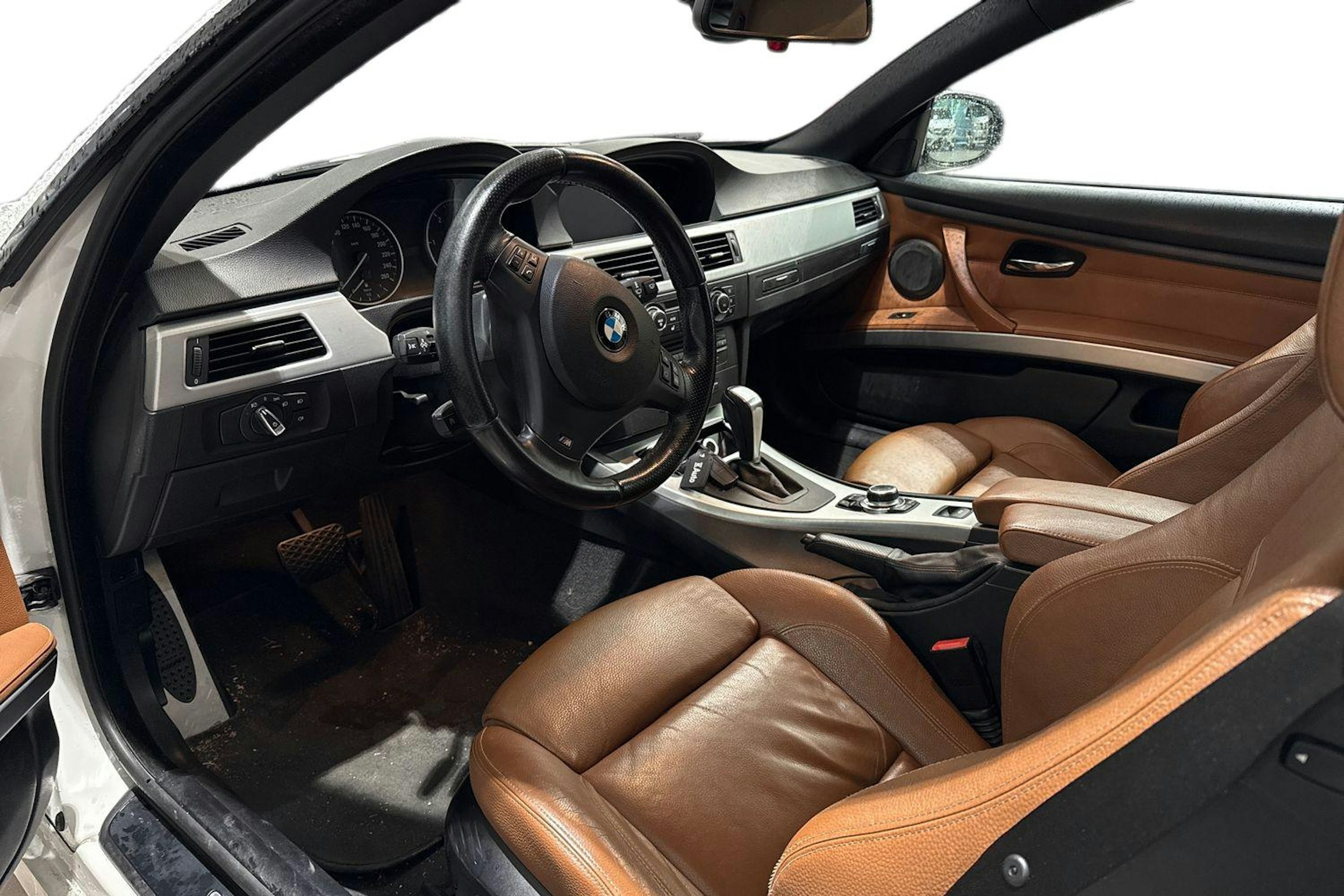 valkoinen BMW 320 2011 kuva 3.