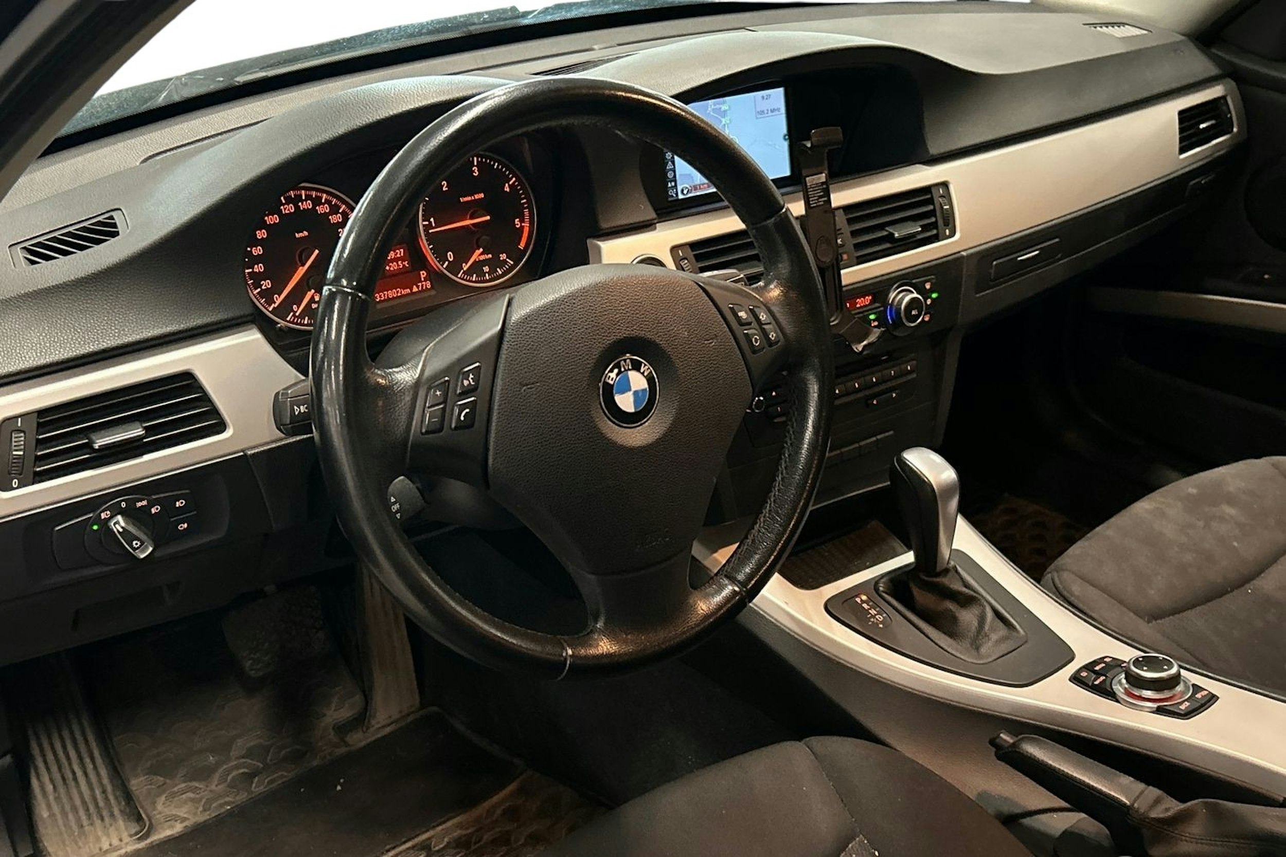 musta BMW 320 2011 kuva 3.