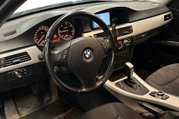 musta BMW 320 2011 kuva 3.