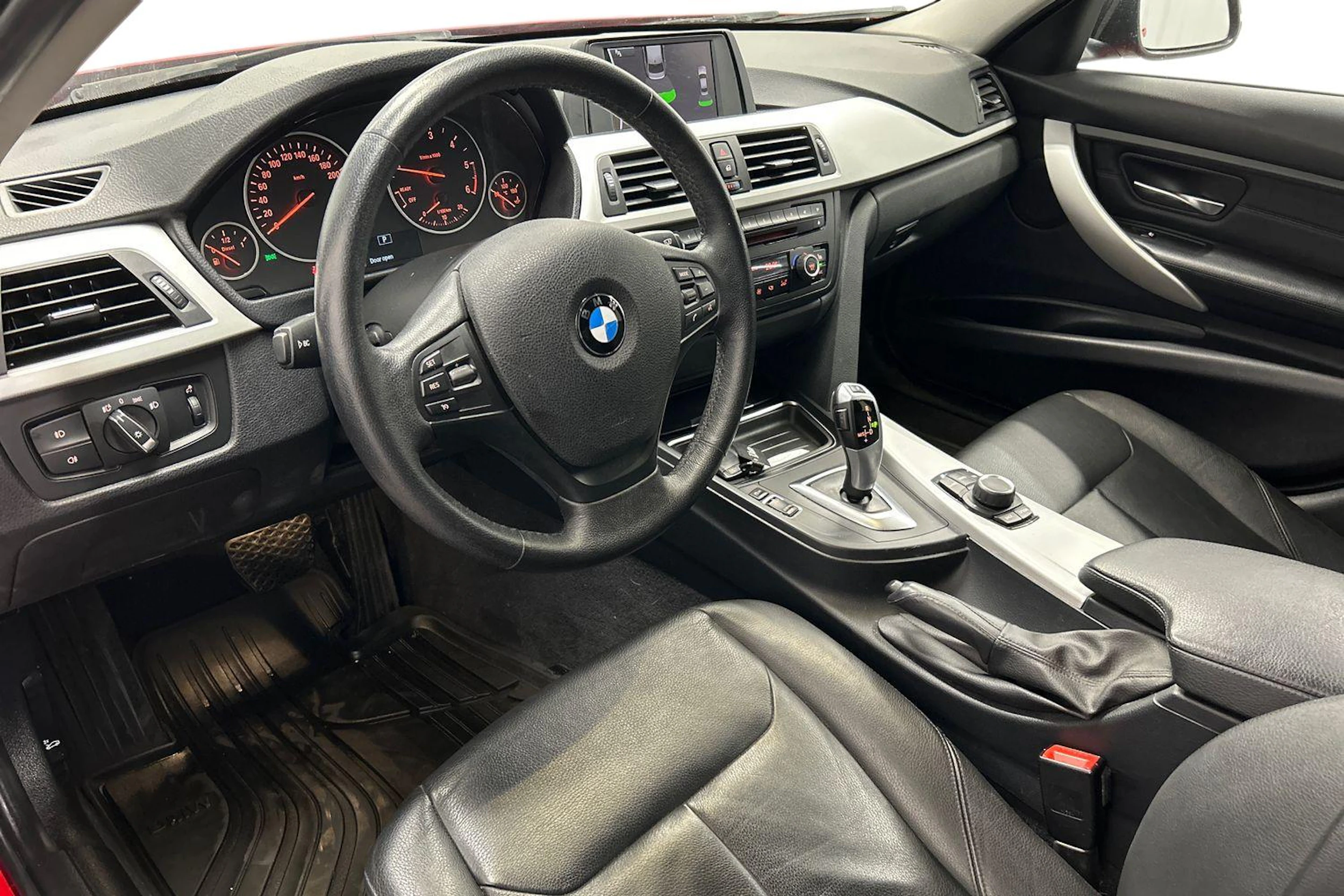 punainen BMW 320 2012 kuva 6.