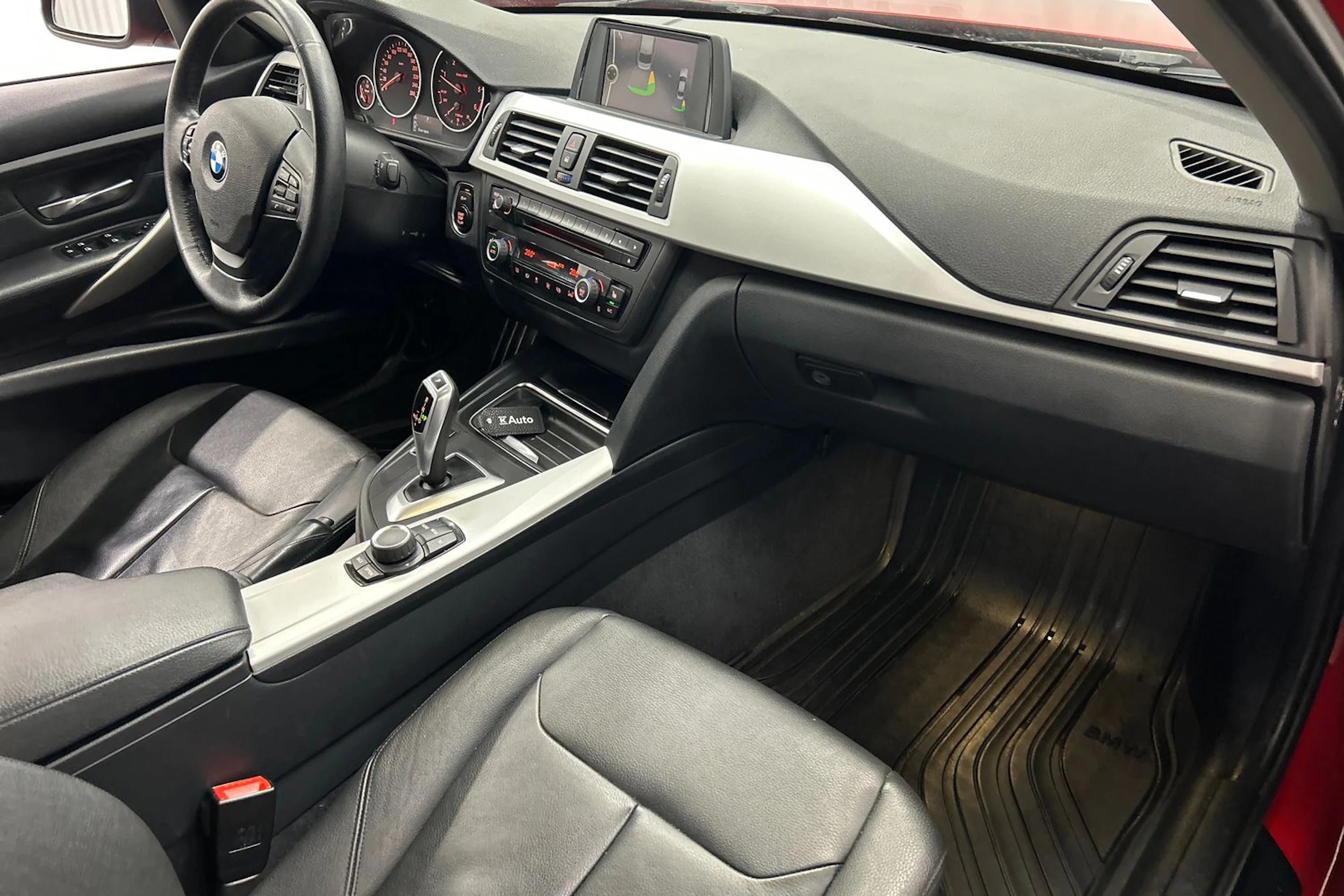 punainen BMW 320 2012 kuva 11.