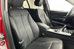 punainen BMW 320 2012 kuva 12.