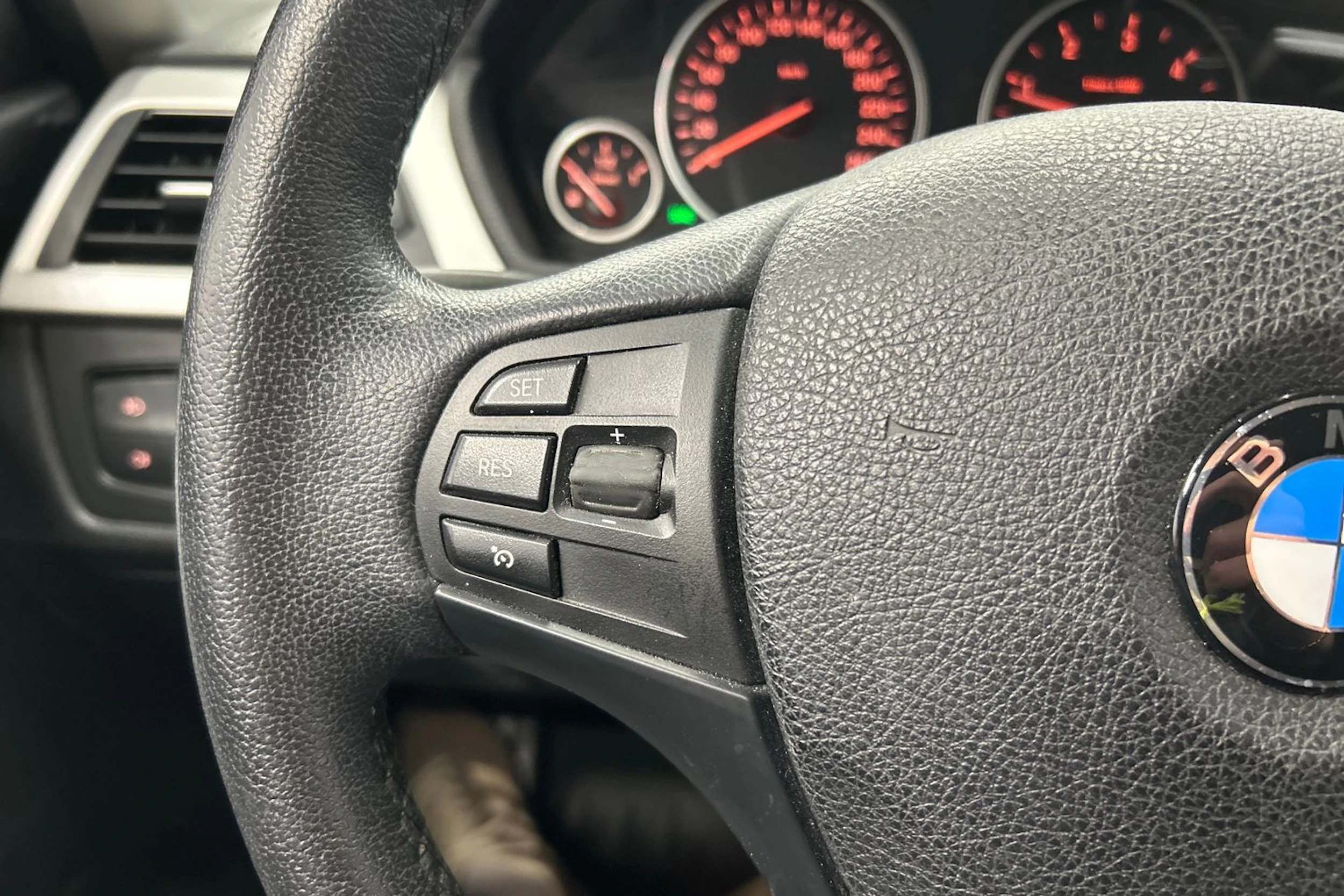 punainen BMW 320 2012 kuva 16.