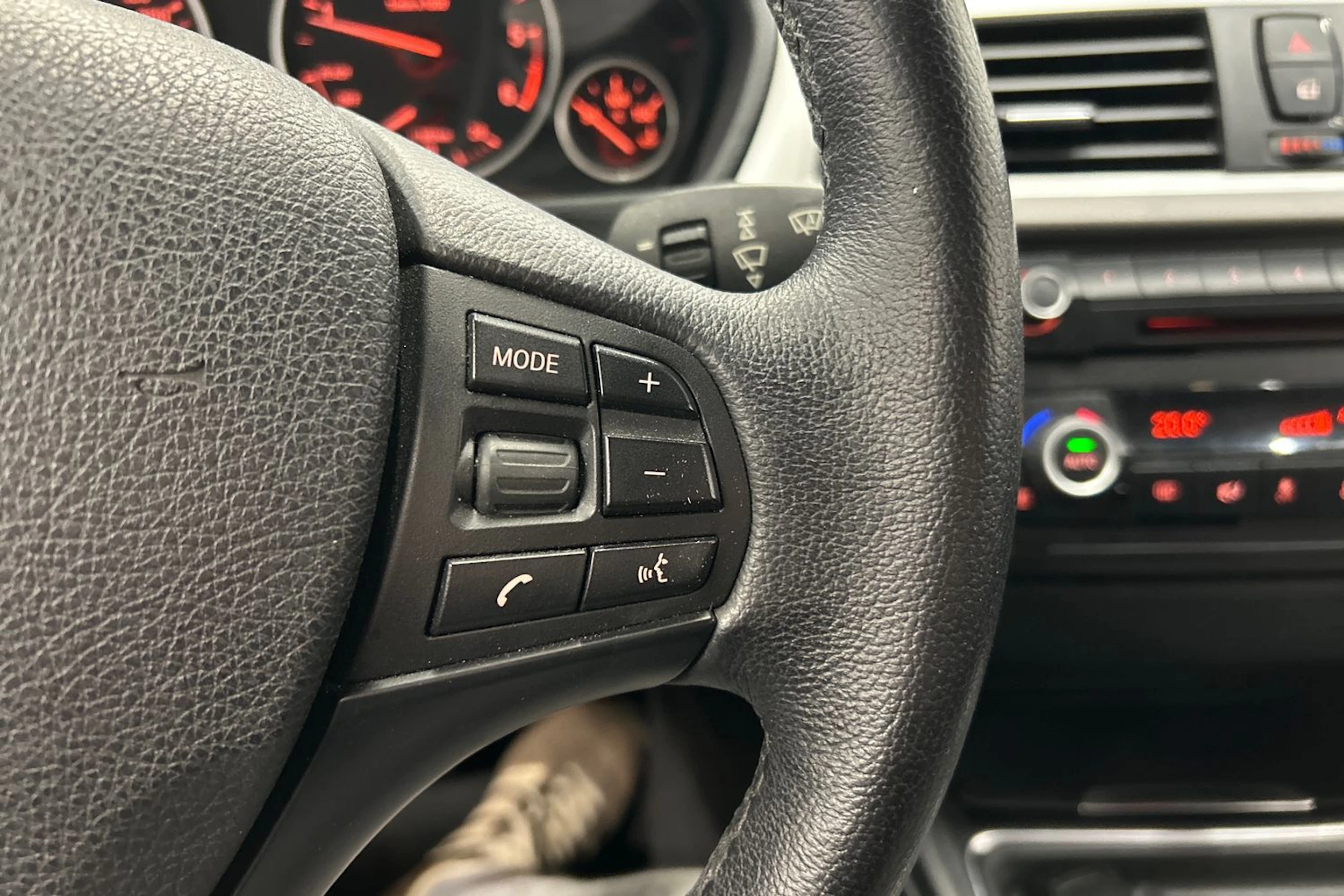 punainen BMW 320 2012 kuva 17.