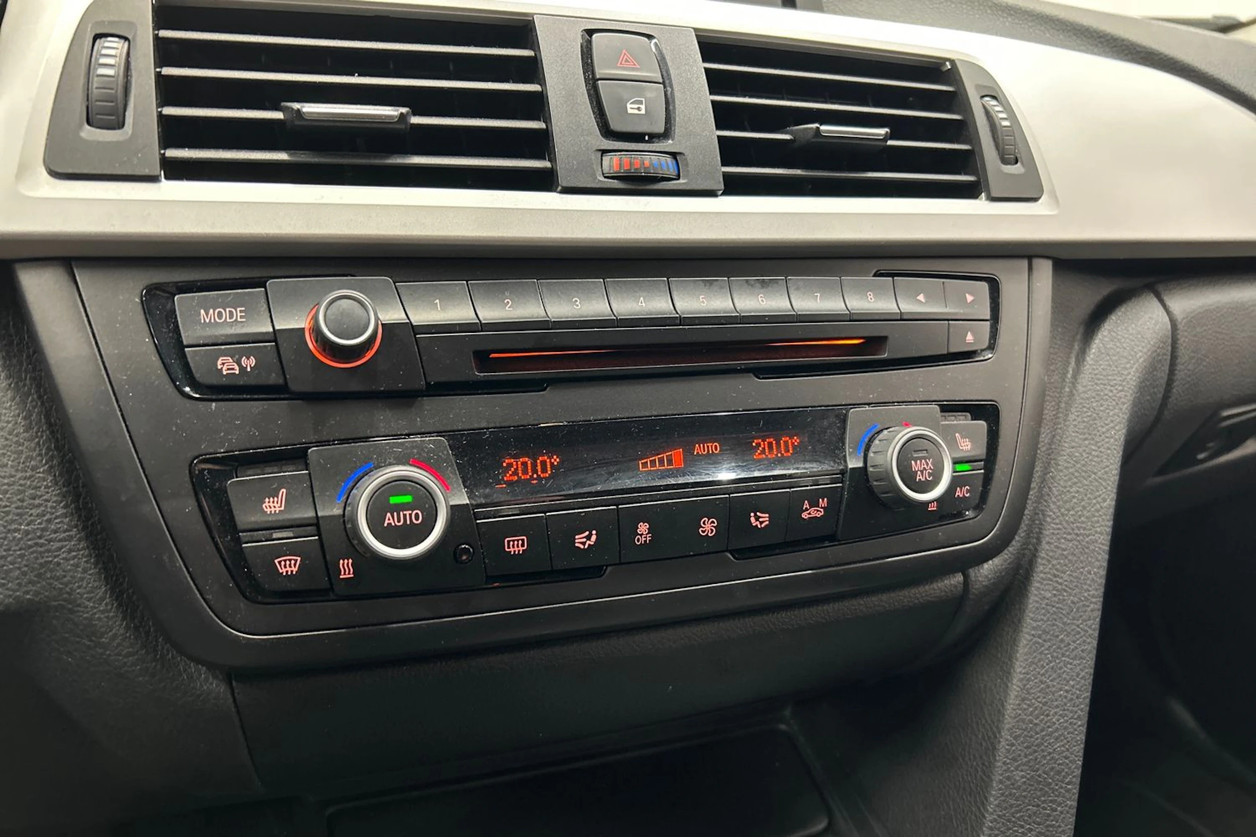 punainen BMW 320 2012 kuva 20.