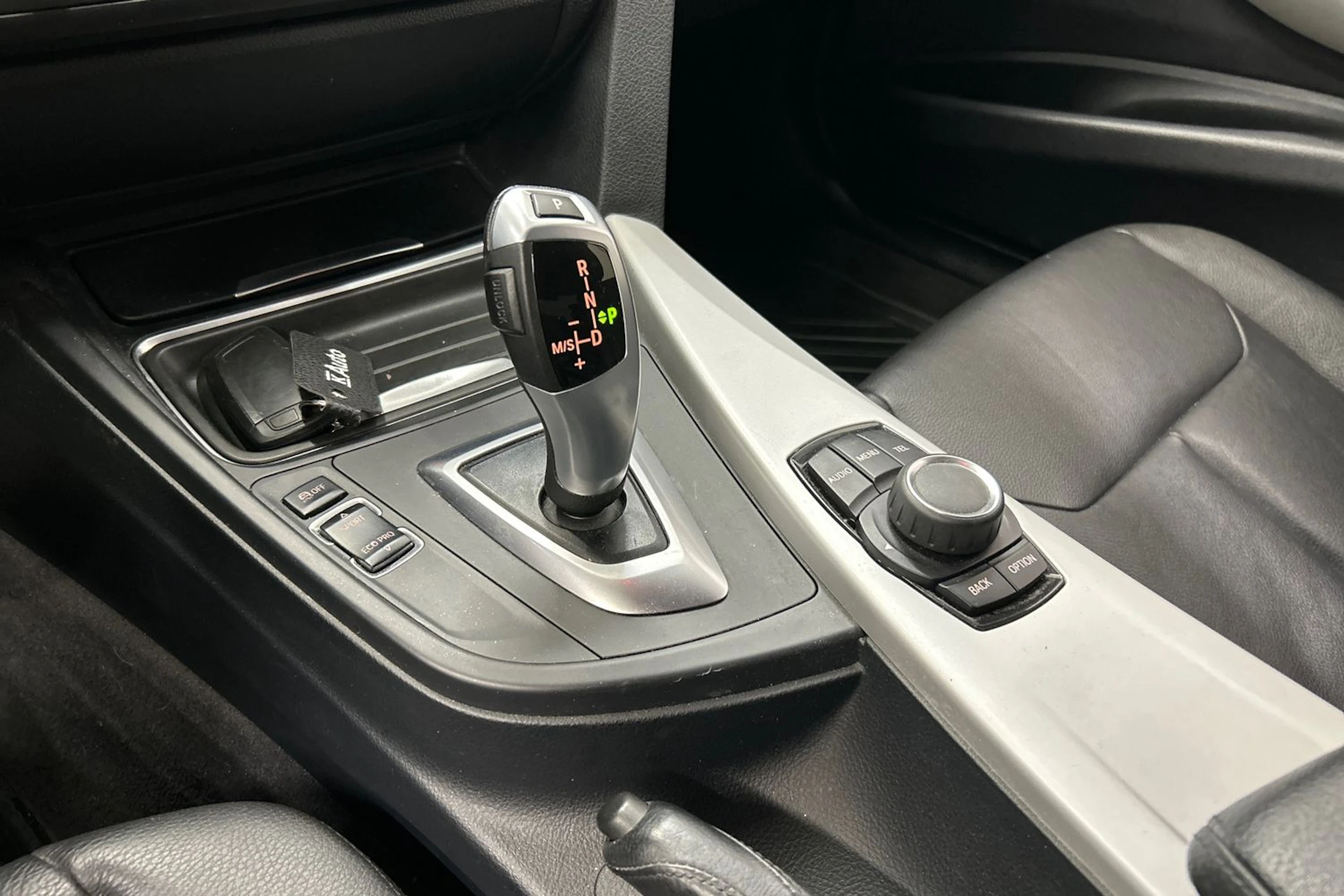 punainen BMW 320 2012 kuva 21.