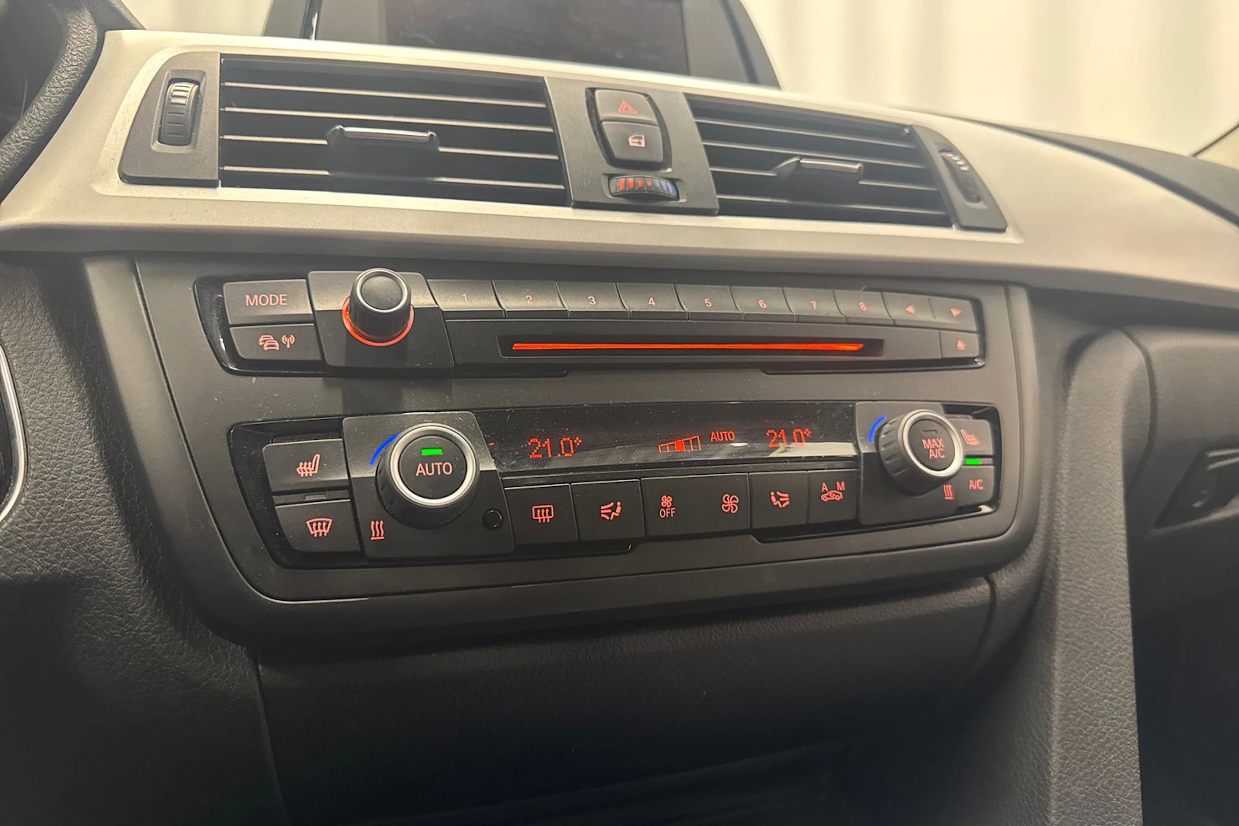punainen BMW 320 2012 kuva 26.