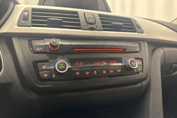 punainen BMW 320 2012 kuva 26.