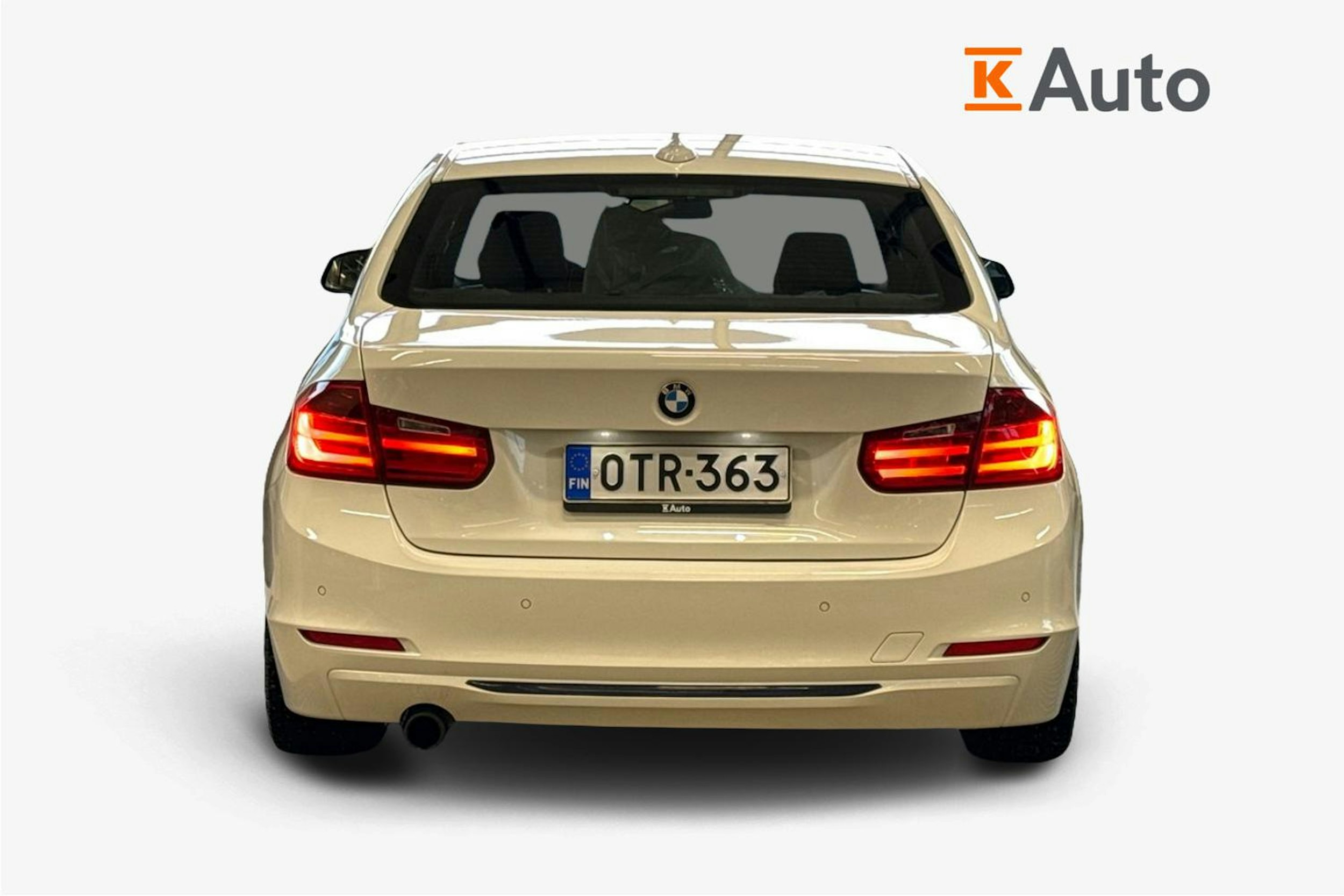 valkoinen BMW 320 2012 kuva 3.