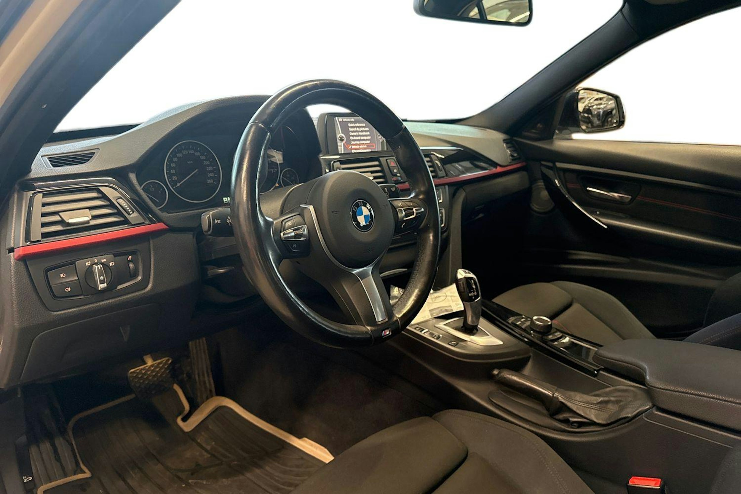 valkoinen BMW 320 2012 kuva 6.