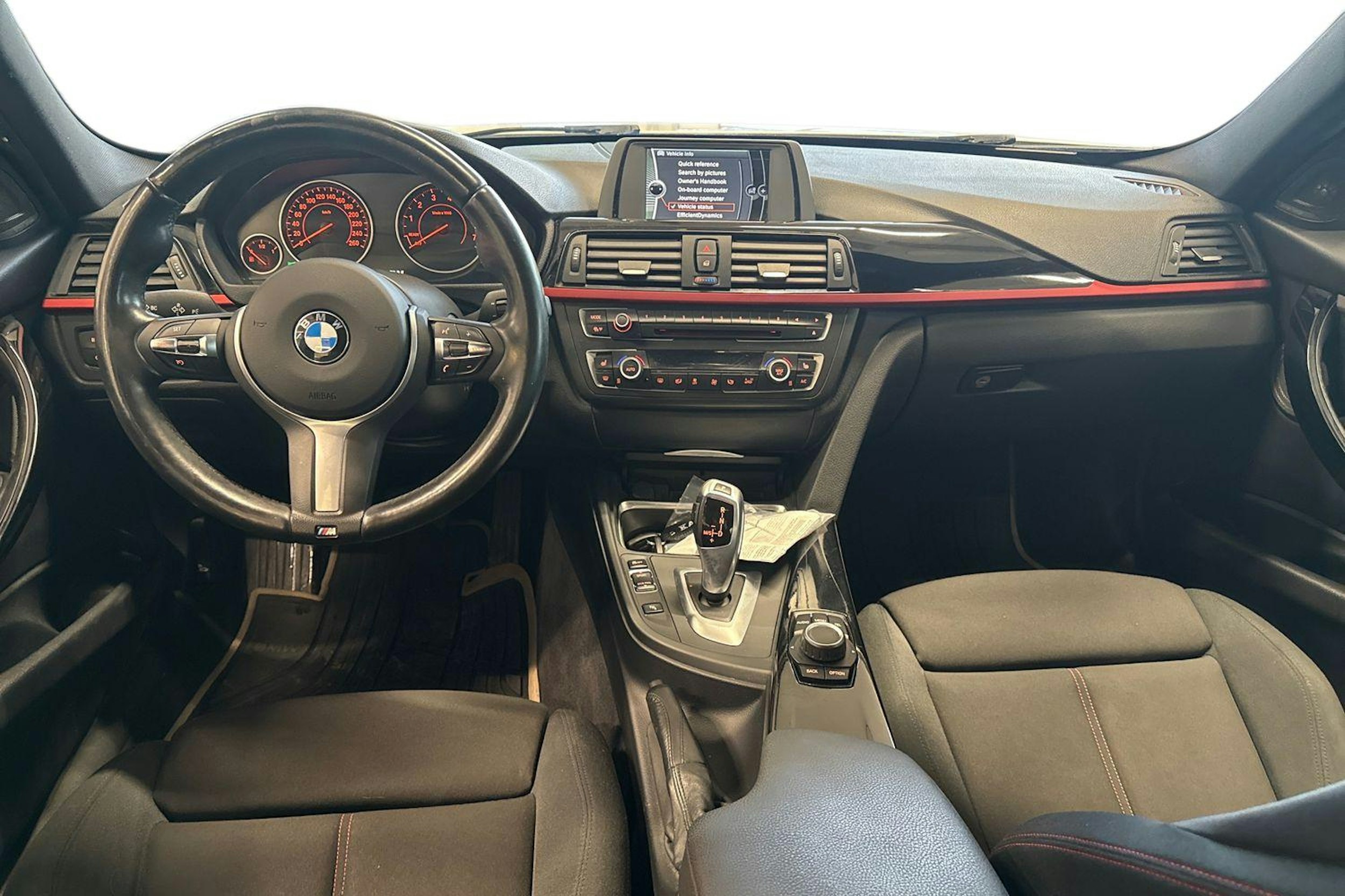 valkoinen BMW 320 2012 kuva 7.