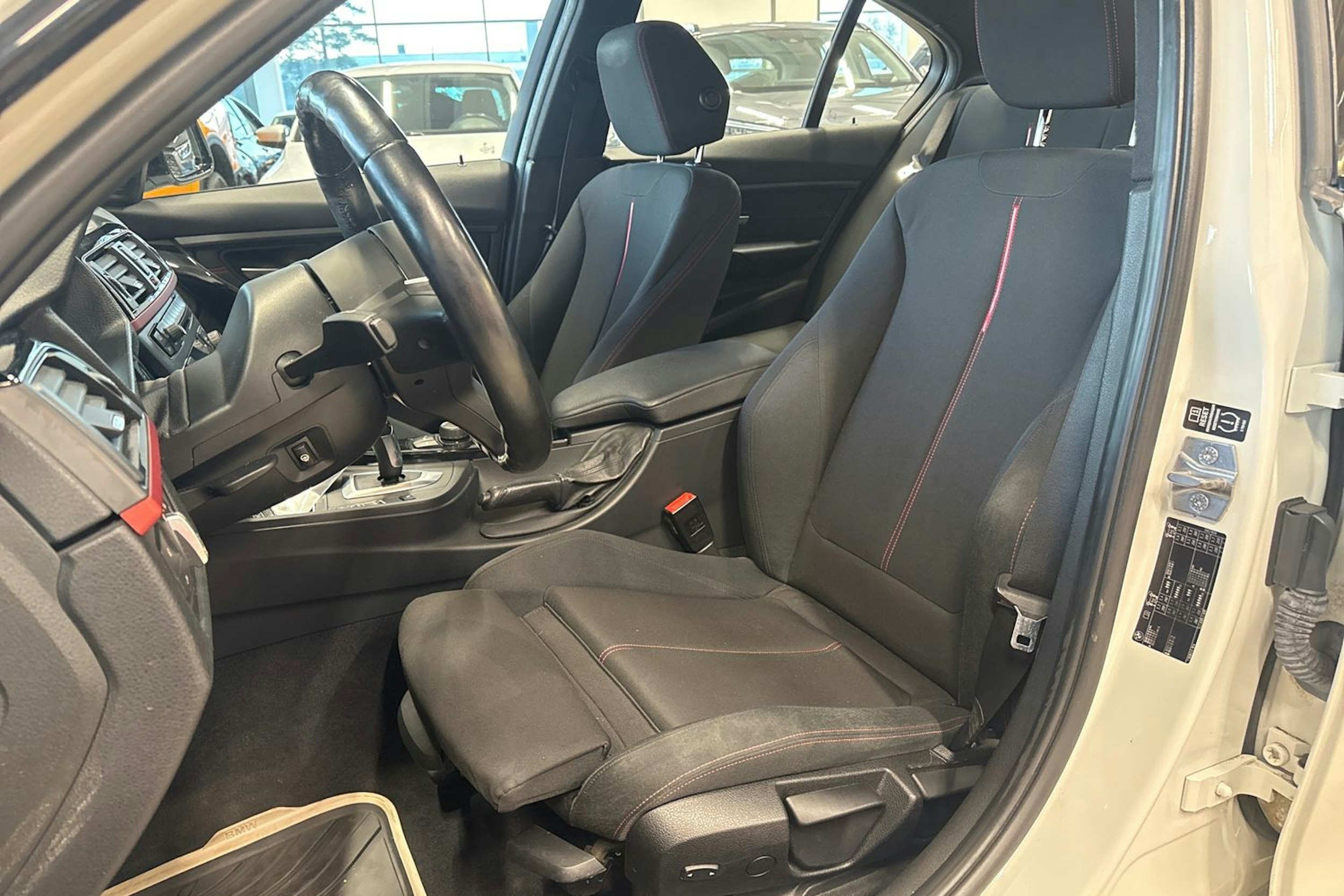 valkoinen BMW 320 2012 kuva 12.