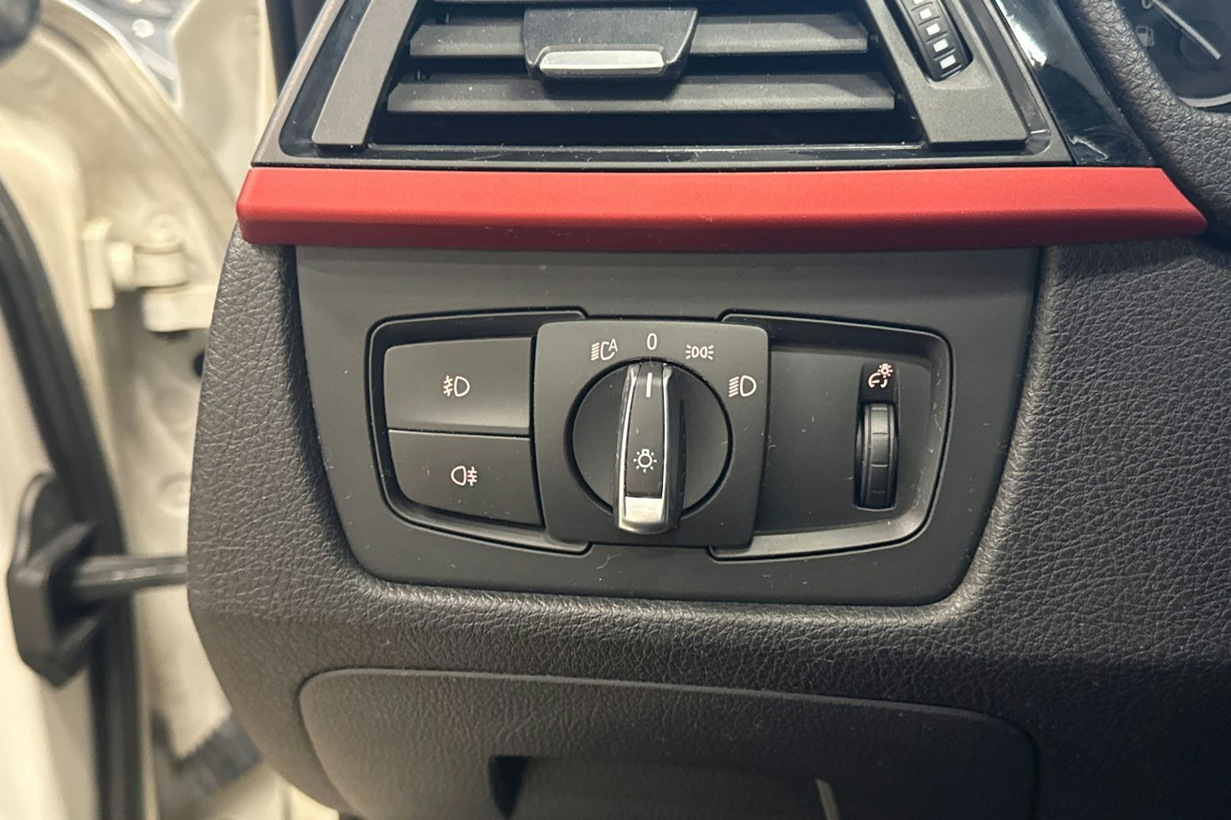 valkoinen BMW 320 2012 kuva 14.