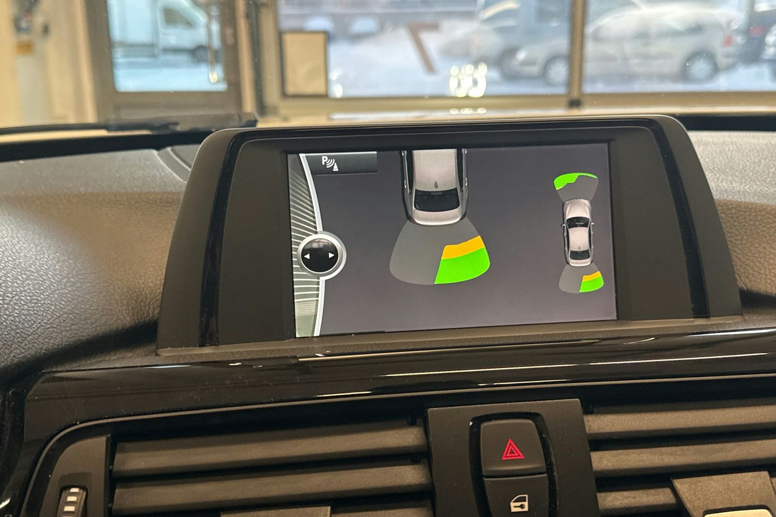 valkoinen BMW 320 2012 kuva 15.