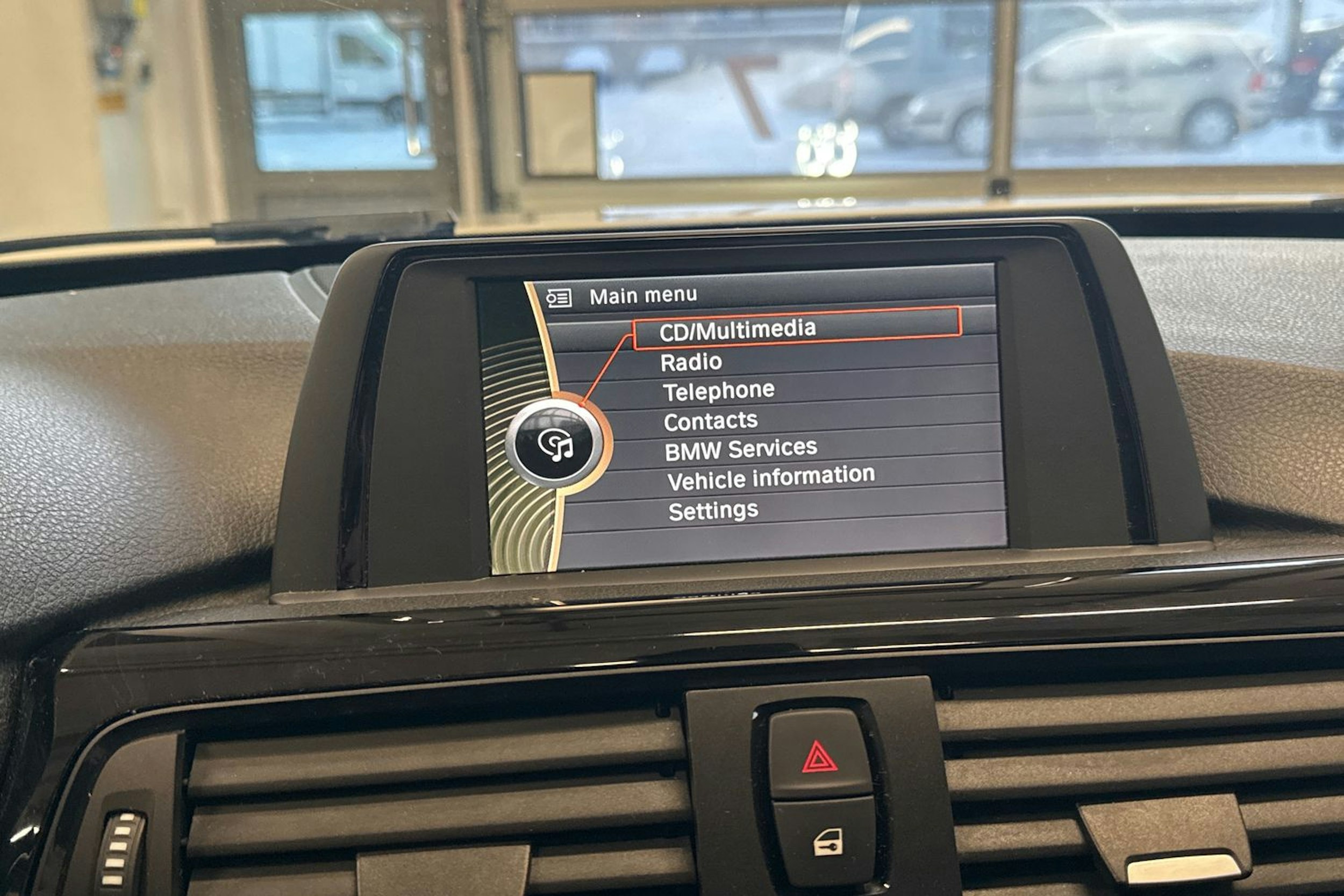 valkoinen BMW 320 2012 kuva 16.