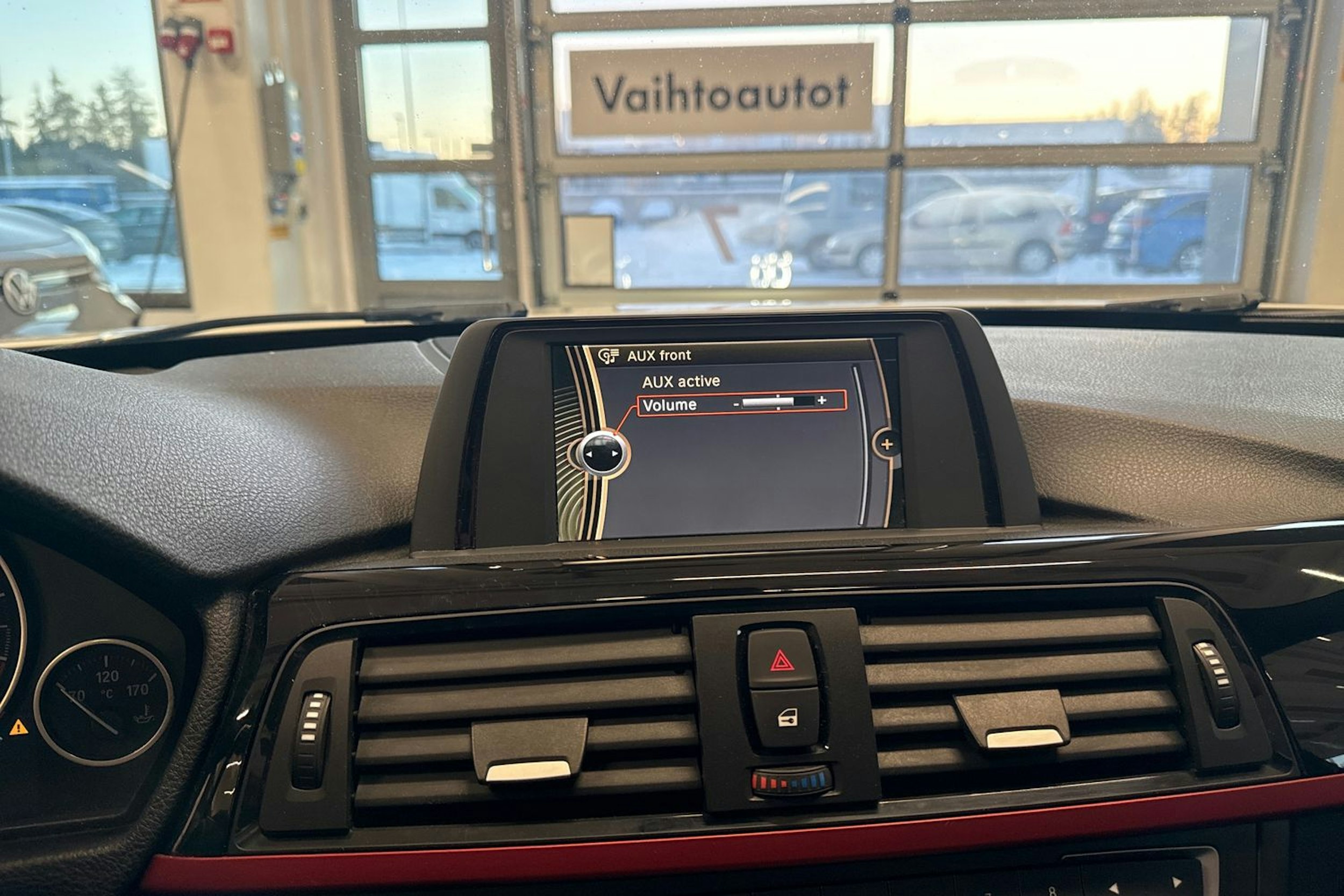 valkoinen BMW 320 2012 kuva 18.