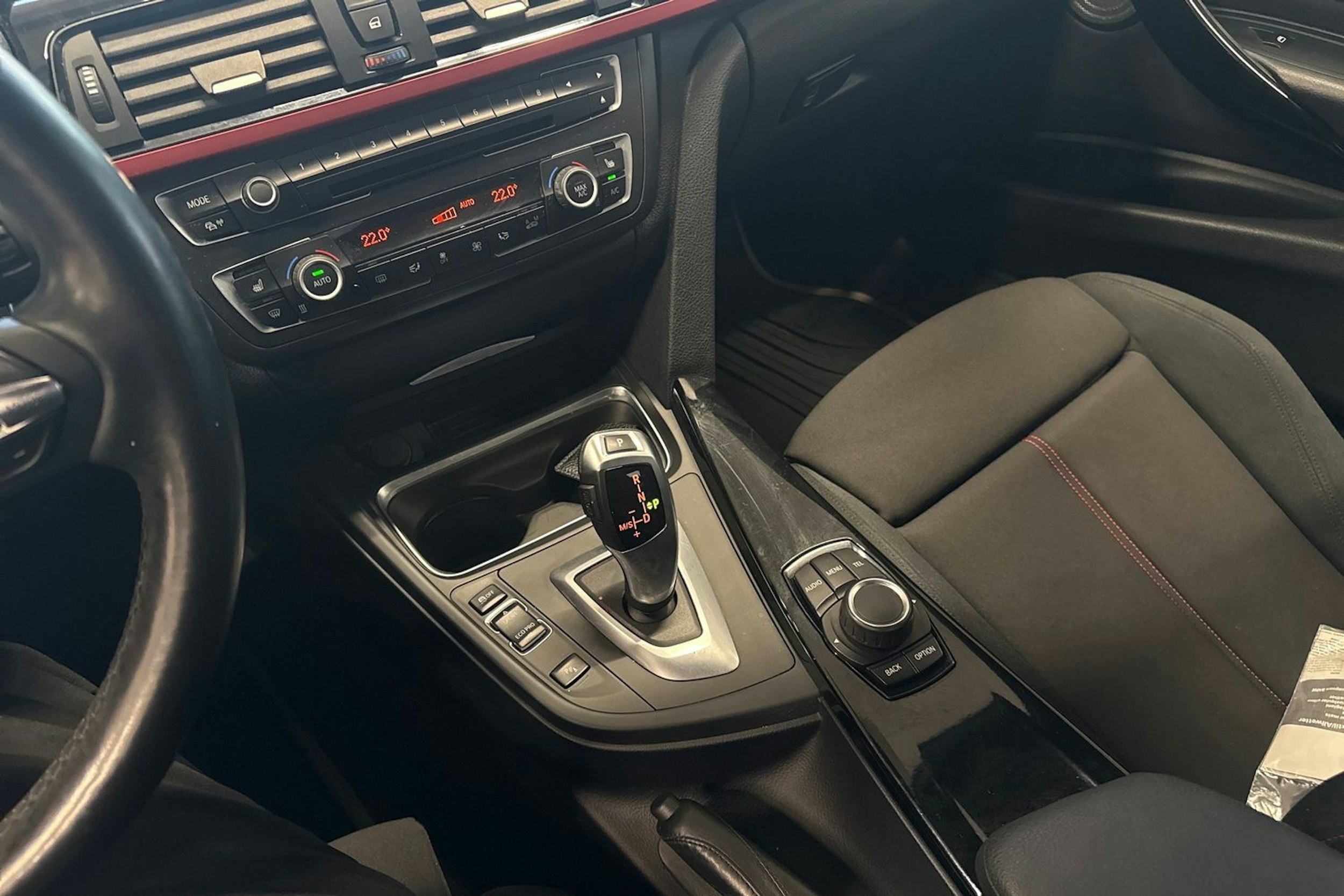 valkoinen BMW 320 2012 kuva 20.