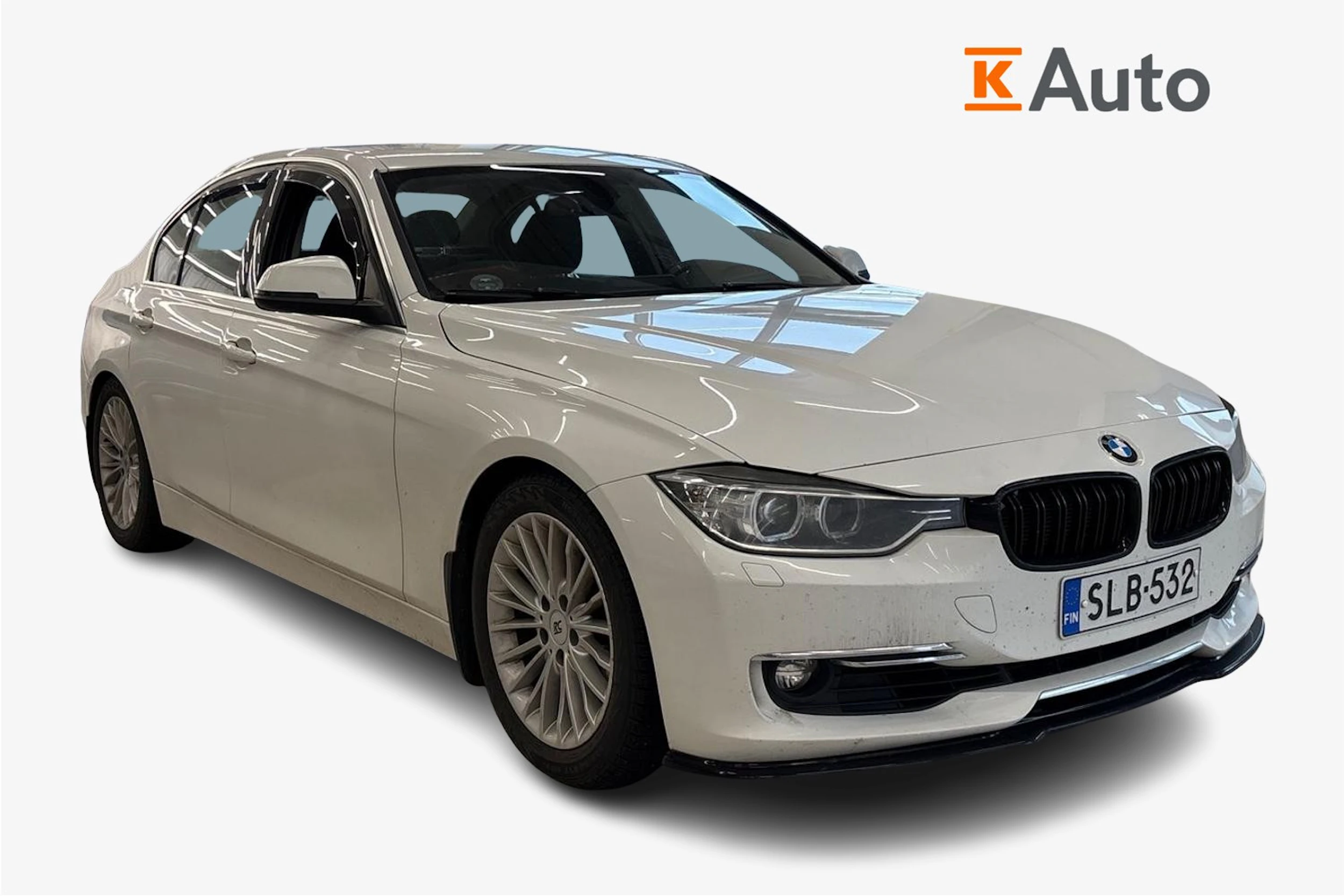 valkoinen BMW 320 2012 kuva 1.