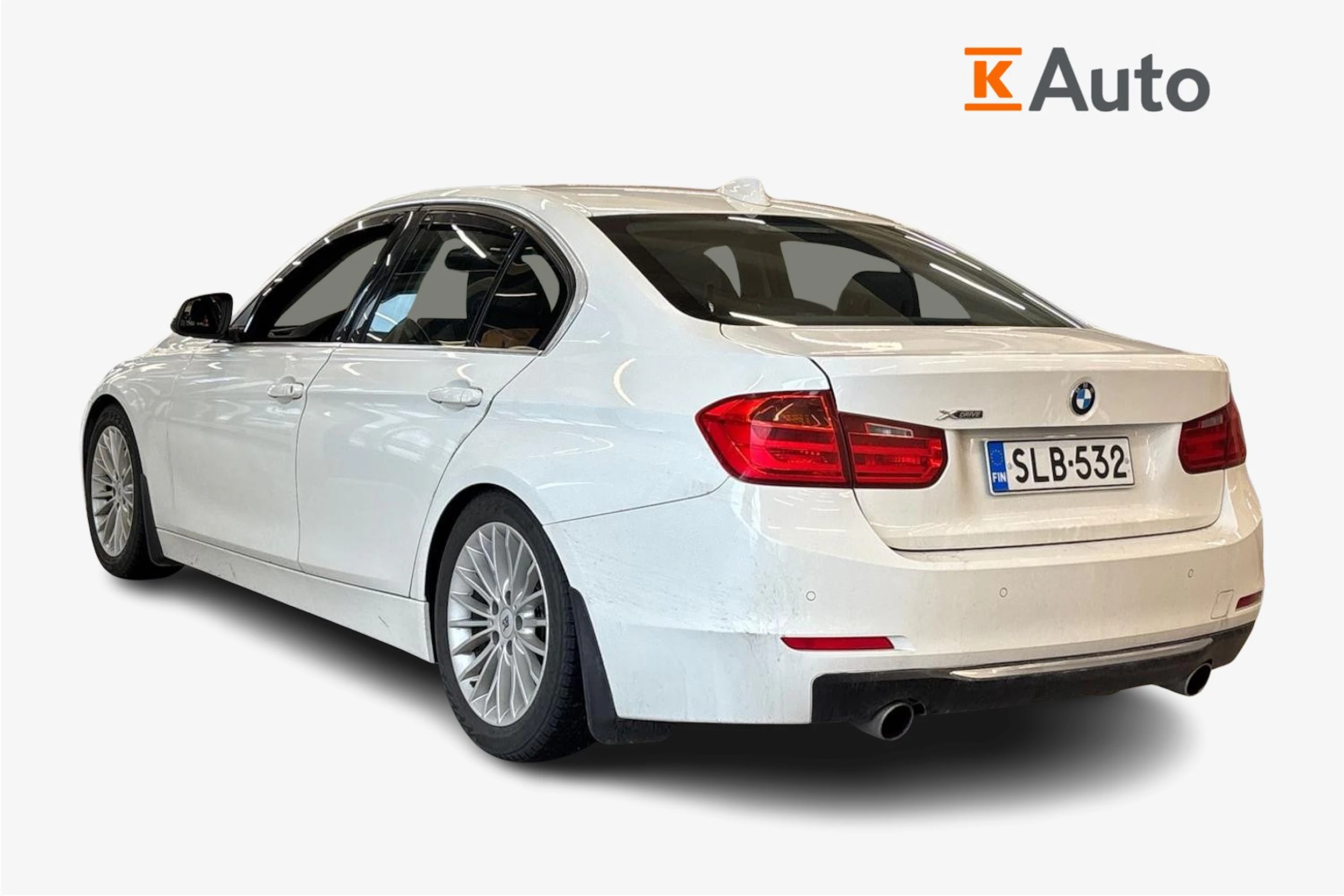 valkoinen BMW 320 2012 kuva 2.