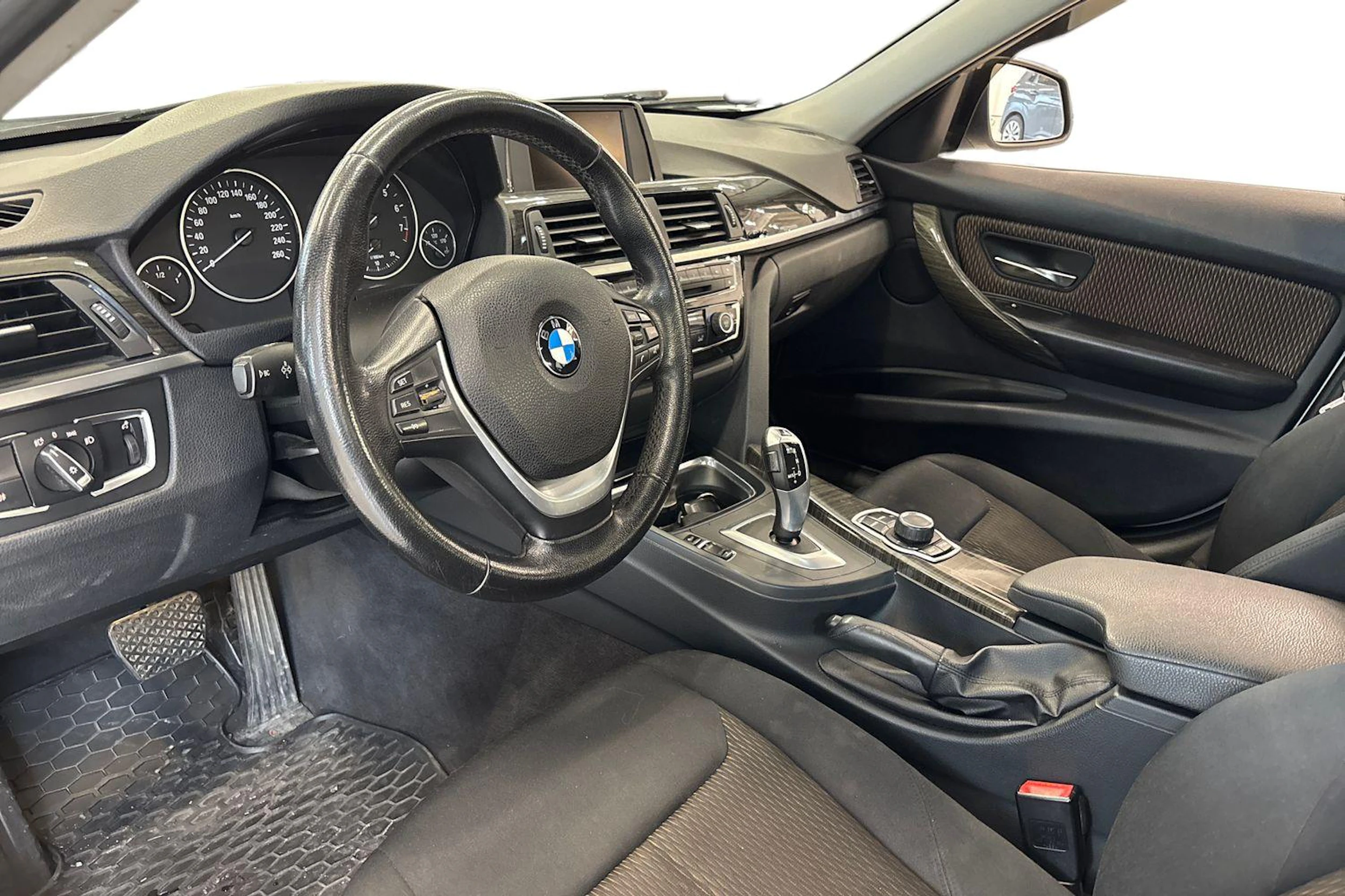 valkoinen BMW 320 2012 kuva 3.