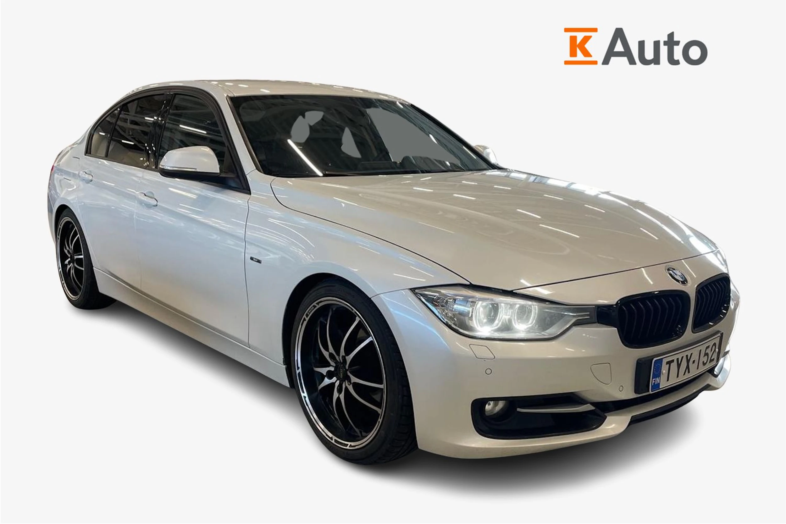 valkoinen BMW 320 2012 kuva 1.