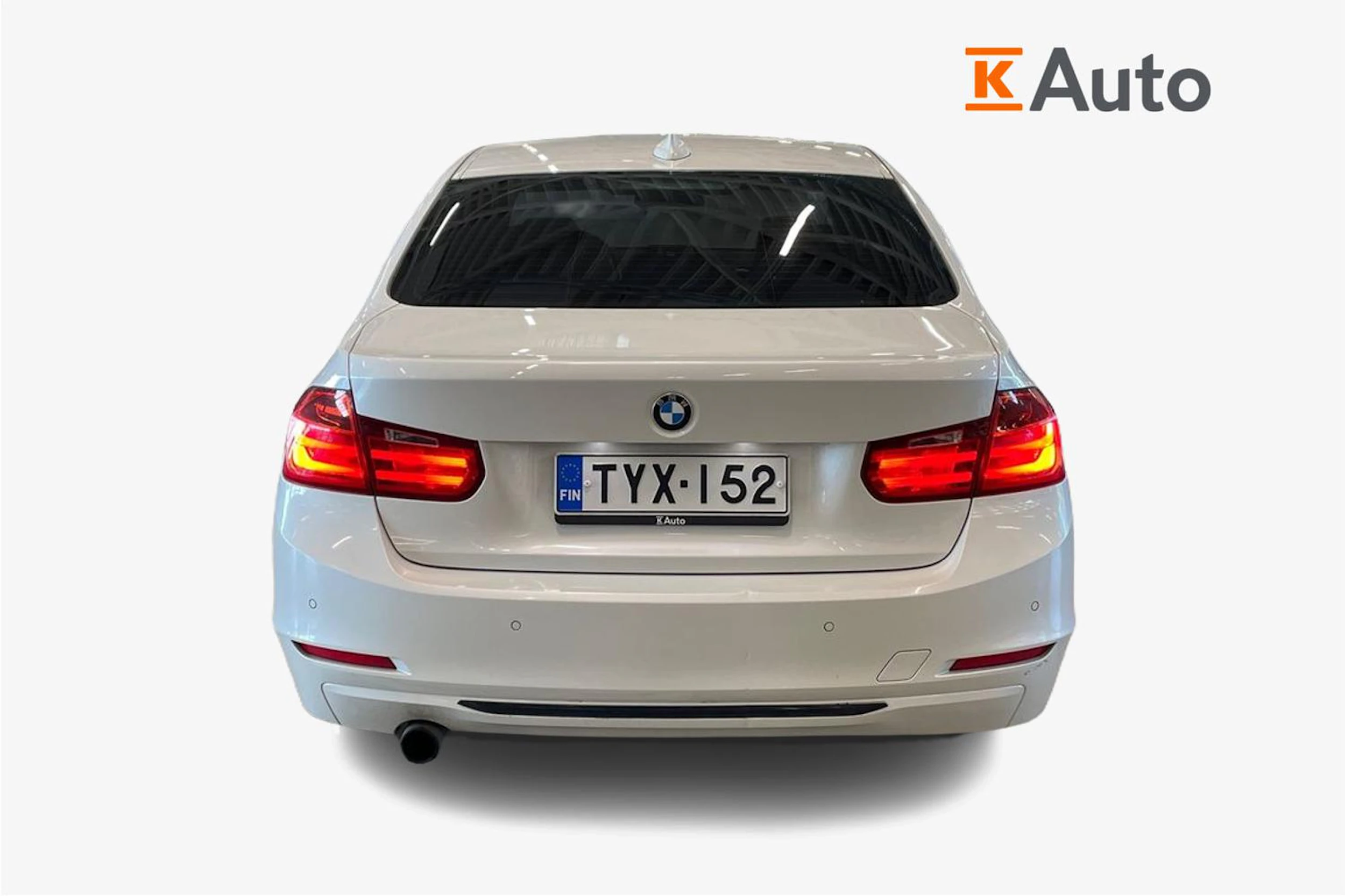 valkoinen BMW 320 2012 kuva 3.