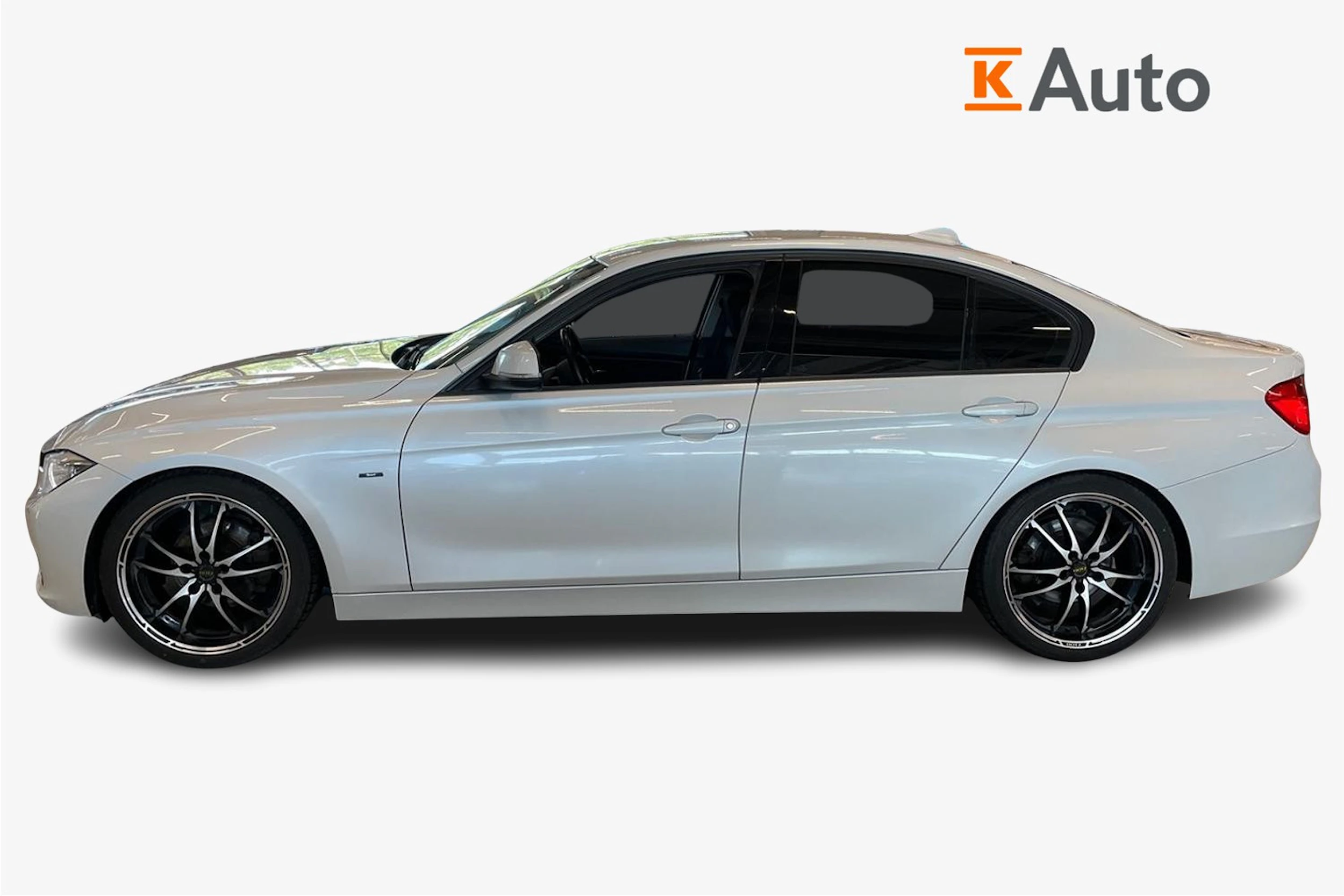 valkoinen BMW 320 2012 kuva 5.