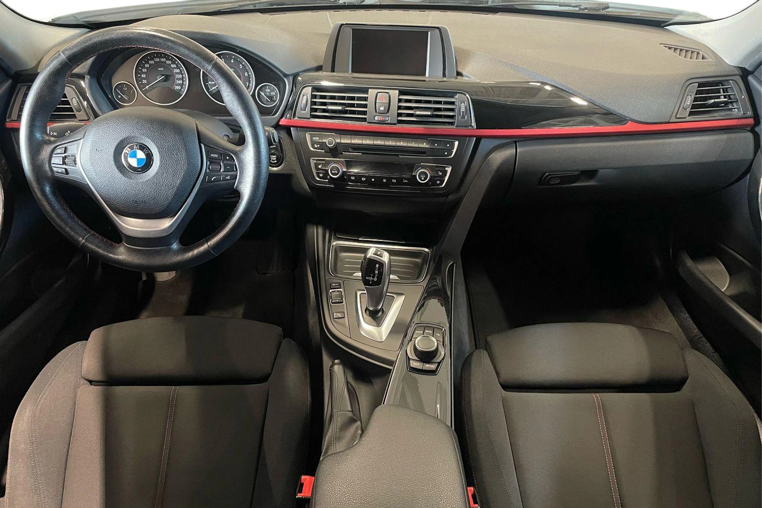 valkoinen BMW 320 2012 kuva 7.