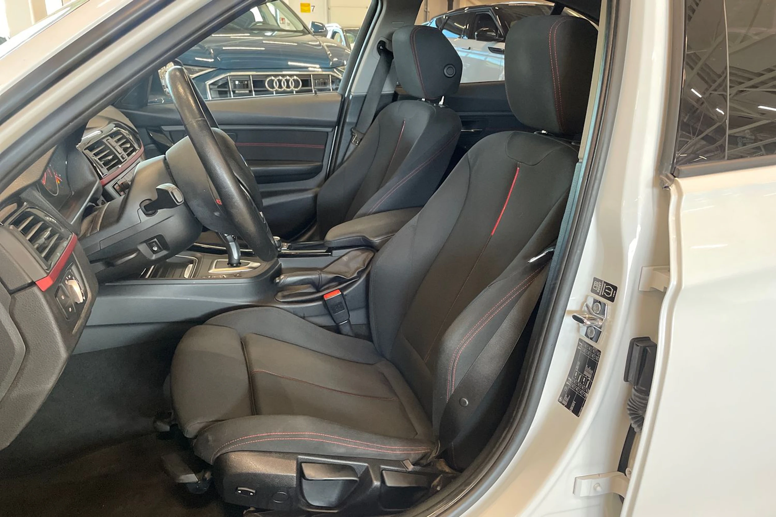 valkoinen BMW 320 2012 kuva 11.