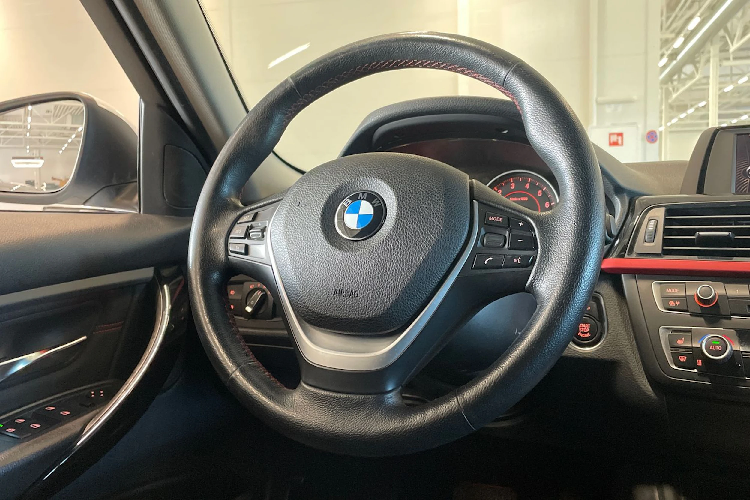 valkoinen BMW 320 2012 kuva 13.