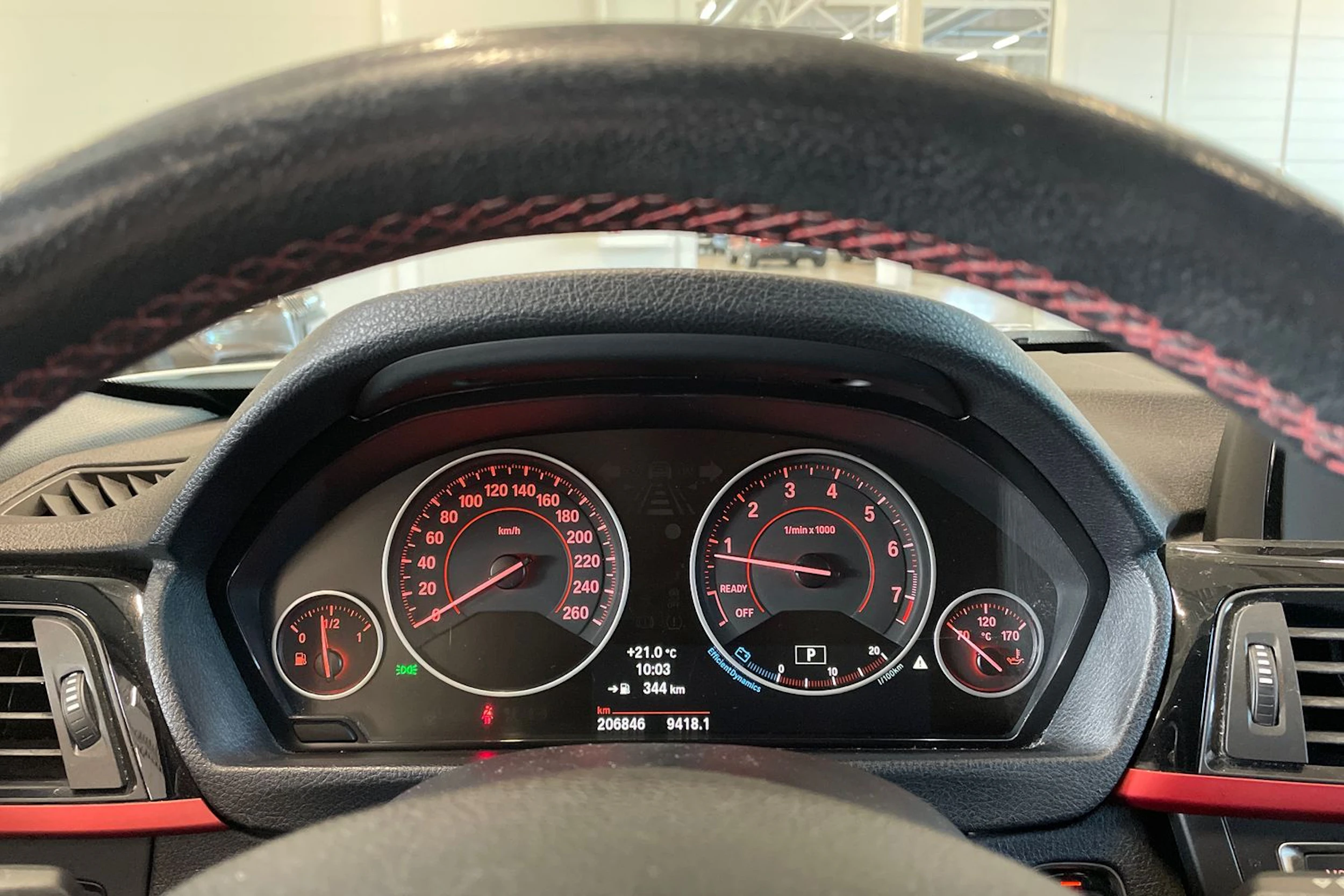 valkoinen BMW 320 2012 kuva 14.